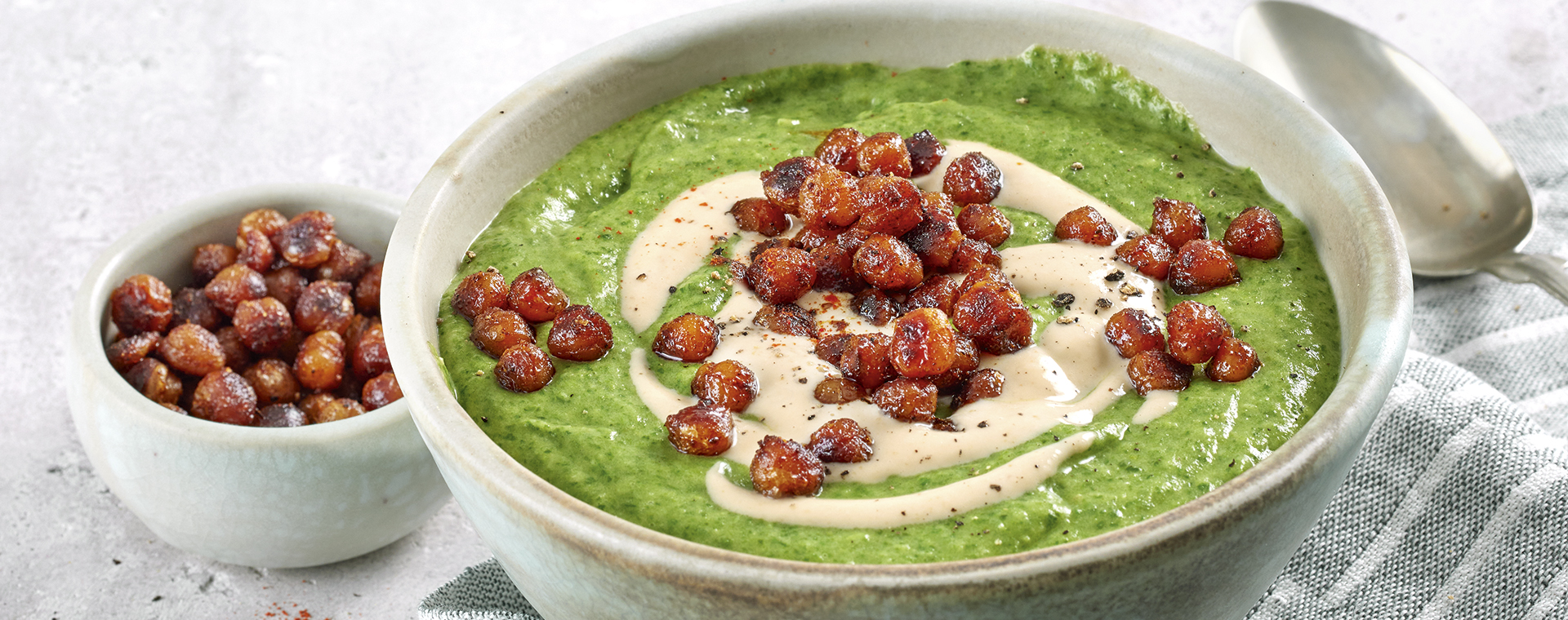 3 23 Spinat Erdnuss Cremesuppe Mit Gewuerzkichererbsen 1920x760px