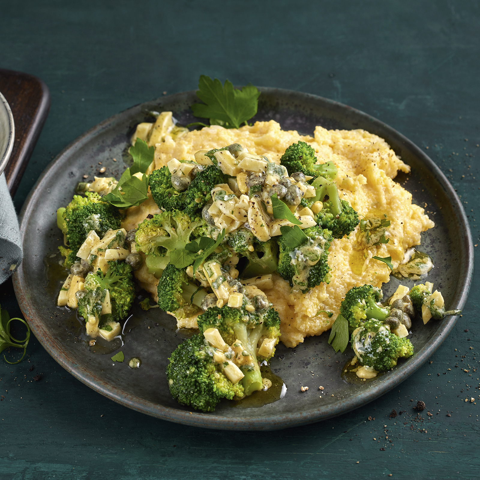 4 23 Brokkoli Mit Kapern Ei Vinaigrette Und Cremepolenta 1600x1600px