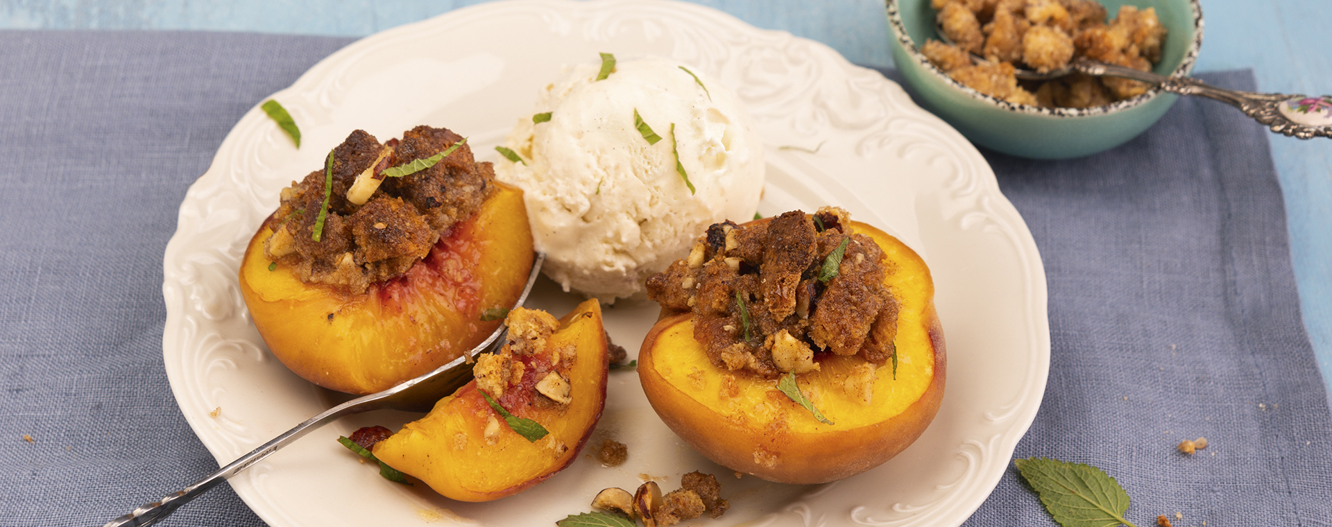 4 23 Gebackene Pfirsiche Mit Cantuccini Nuss Fuellung 1920x760px