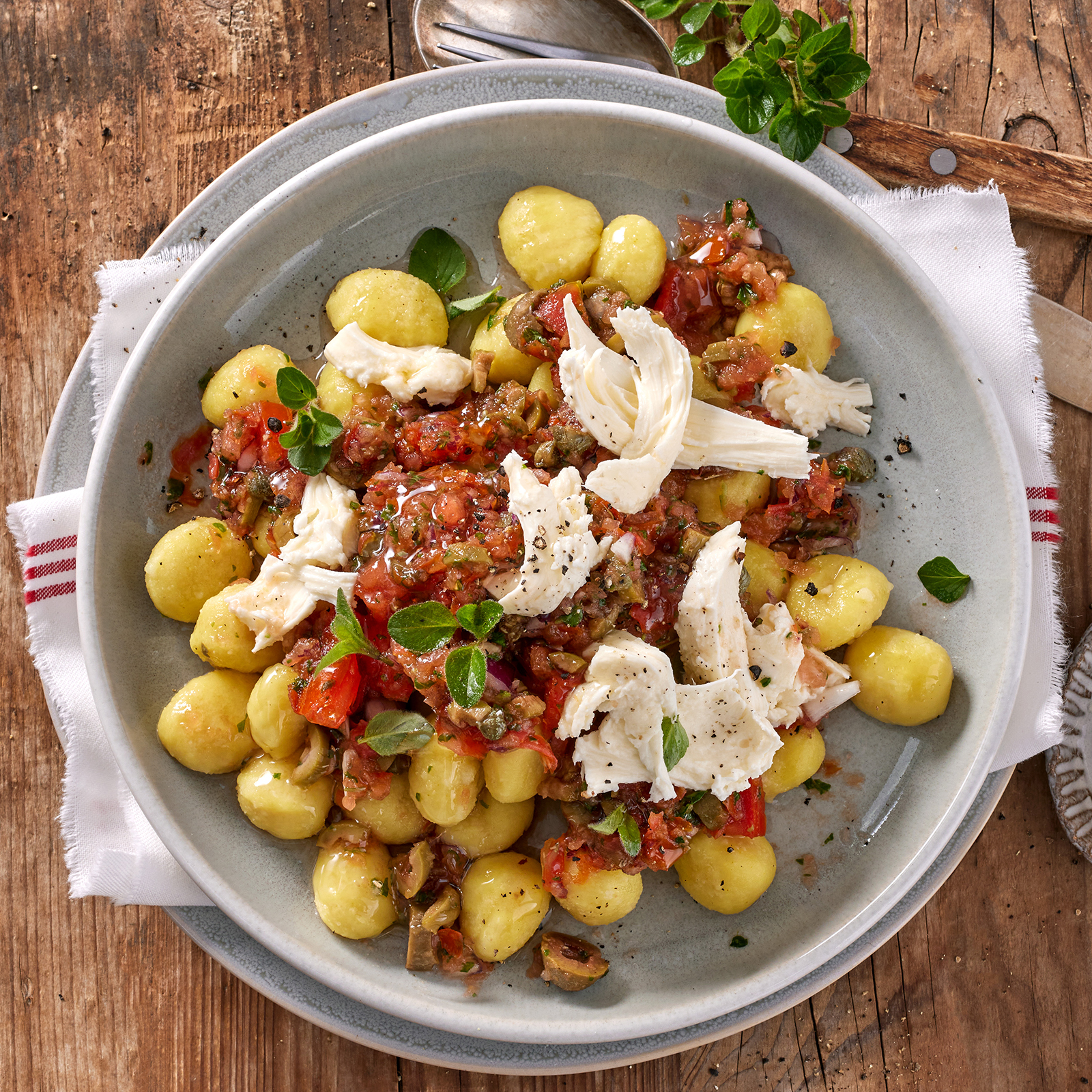 4 23 Gnocchi Mit Kalter Tomatensosse Alla Calabrese 1600x1600px