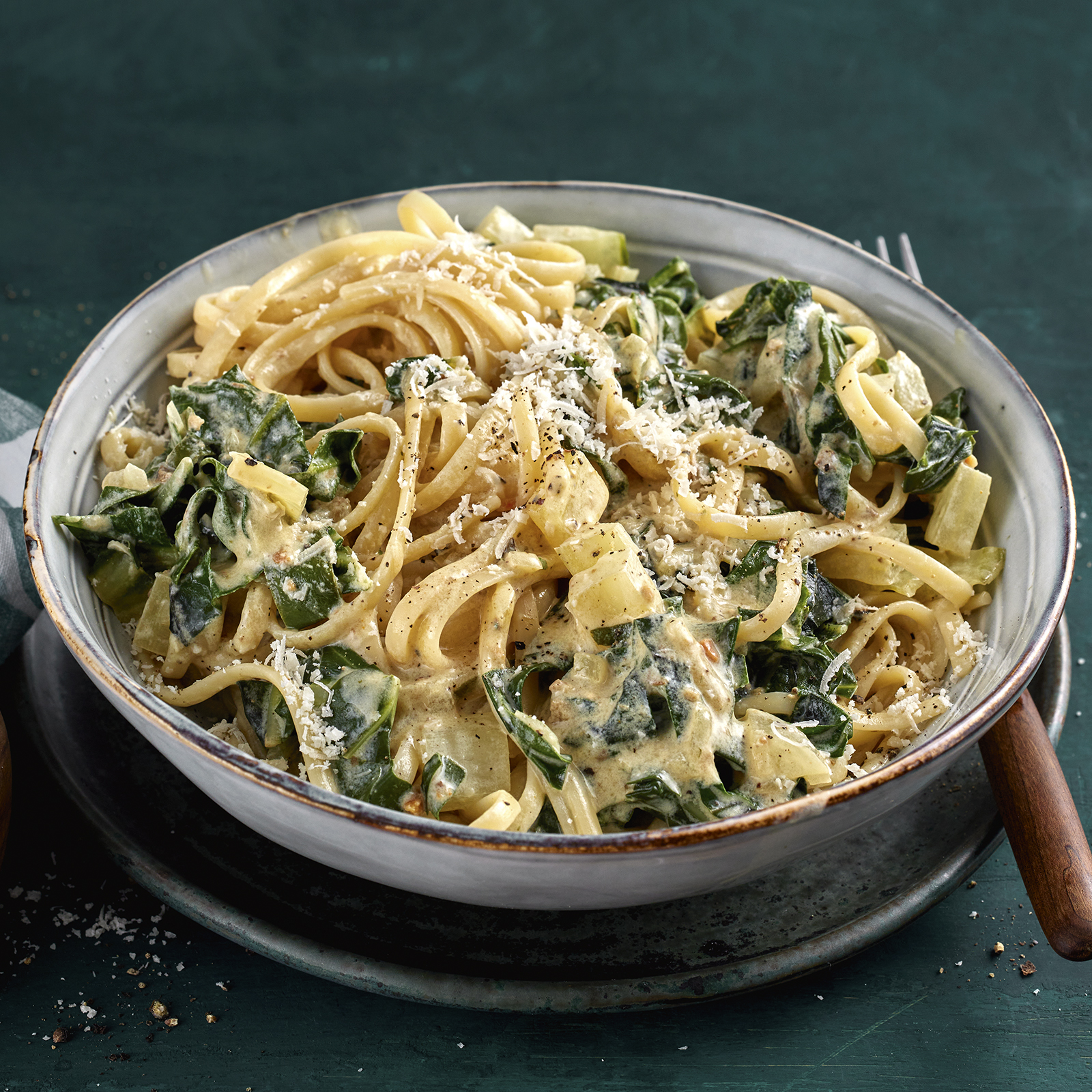 4 23 Linguine Mit Cremiger Mangold Steinpilz Sosse 1600x1600px