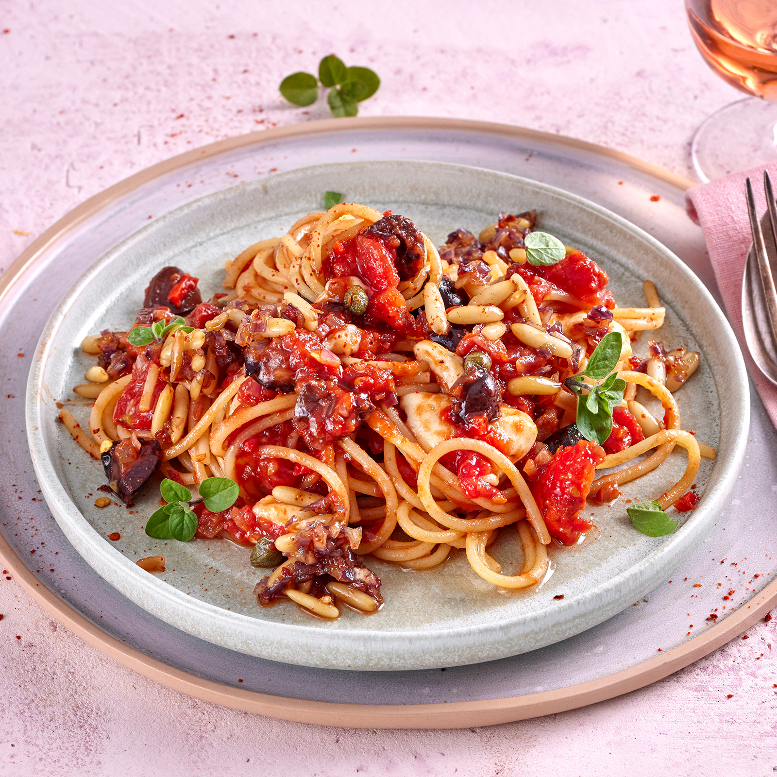 4 23 Pasta Vesuviana Mit Scharfem Zwiebel Pinienkern Topping 1600x1600px