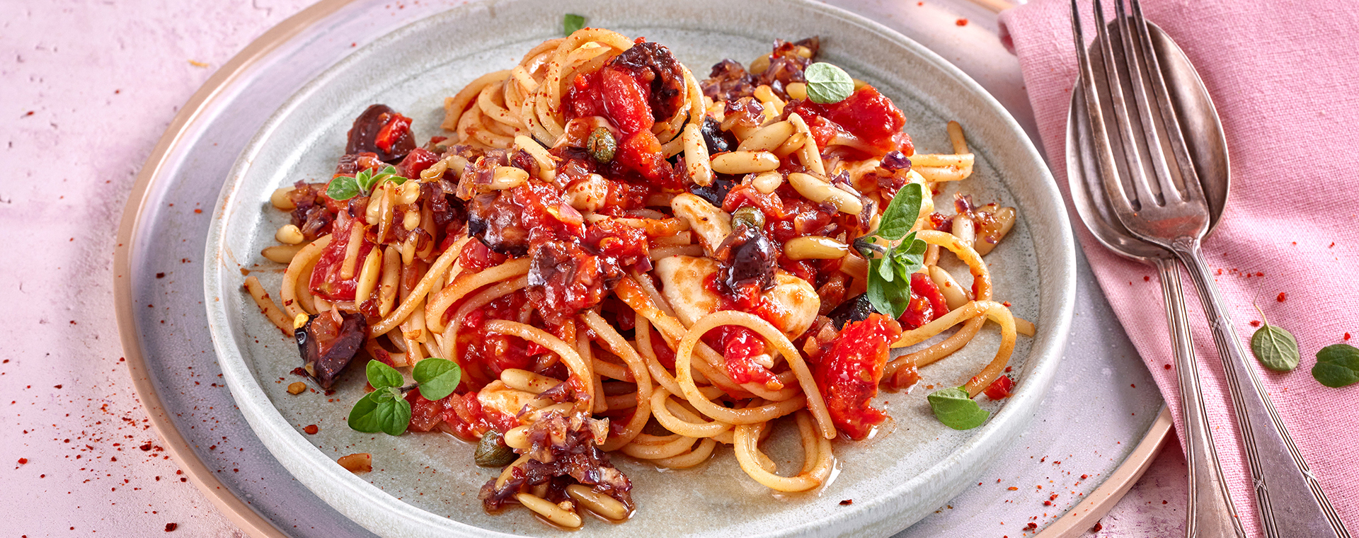 4 23 Pasta Vesuviana Mit Scharfem Zwiebel Pinienkern Topping 1920x760px