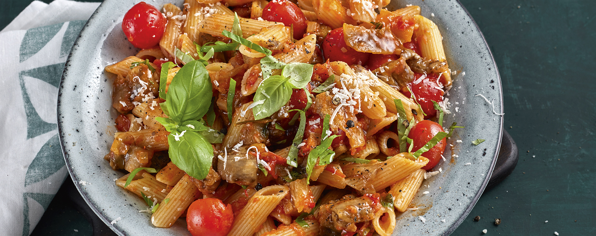 4 23 Penne Mit Geschmorten Auberginen Und Tomatensugo 1920x760px