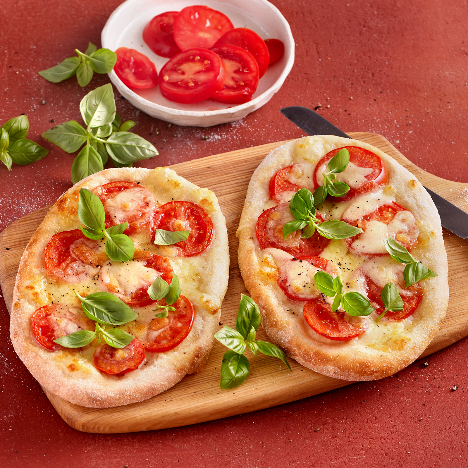 4 23 Pinsa Mit Tomaten Und Mozzarella 1600x1600px