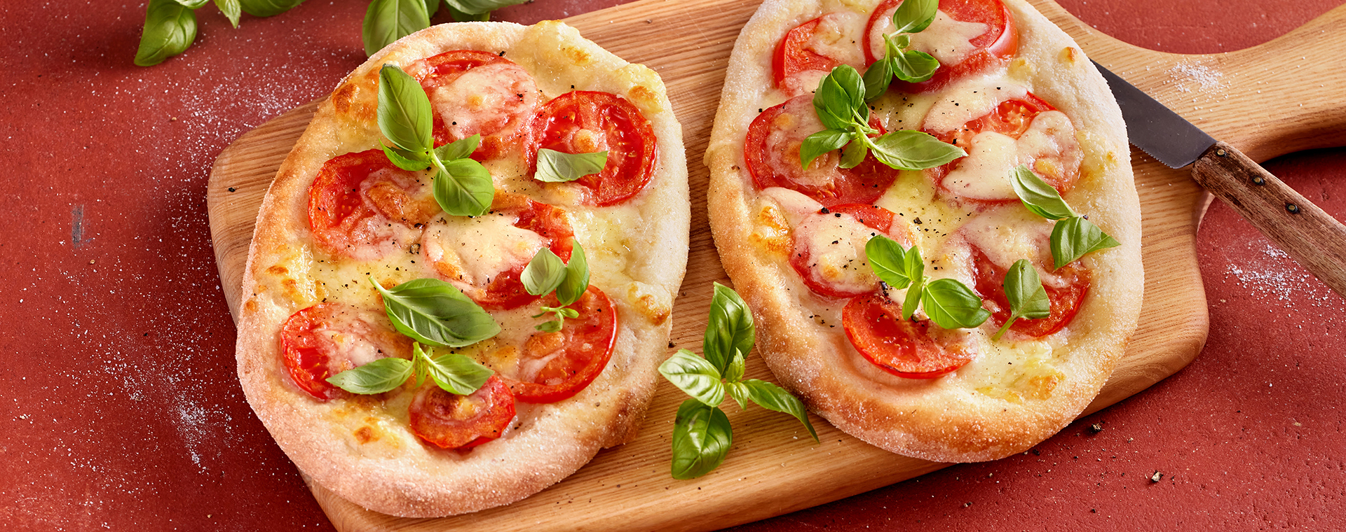 4 23 Pinsa Mit Tomaten Und Mozzarella 1920x760px