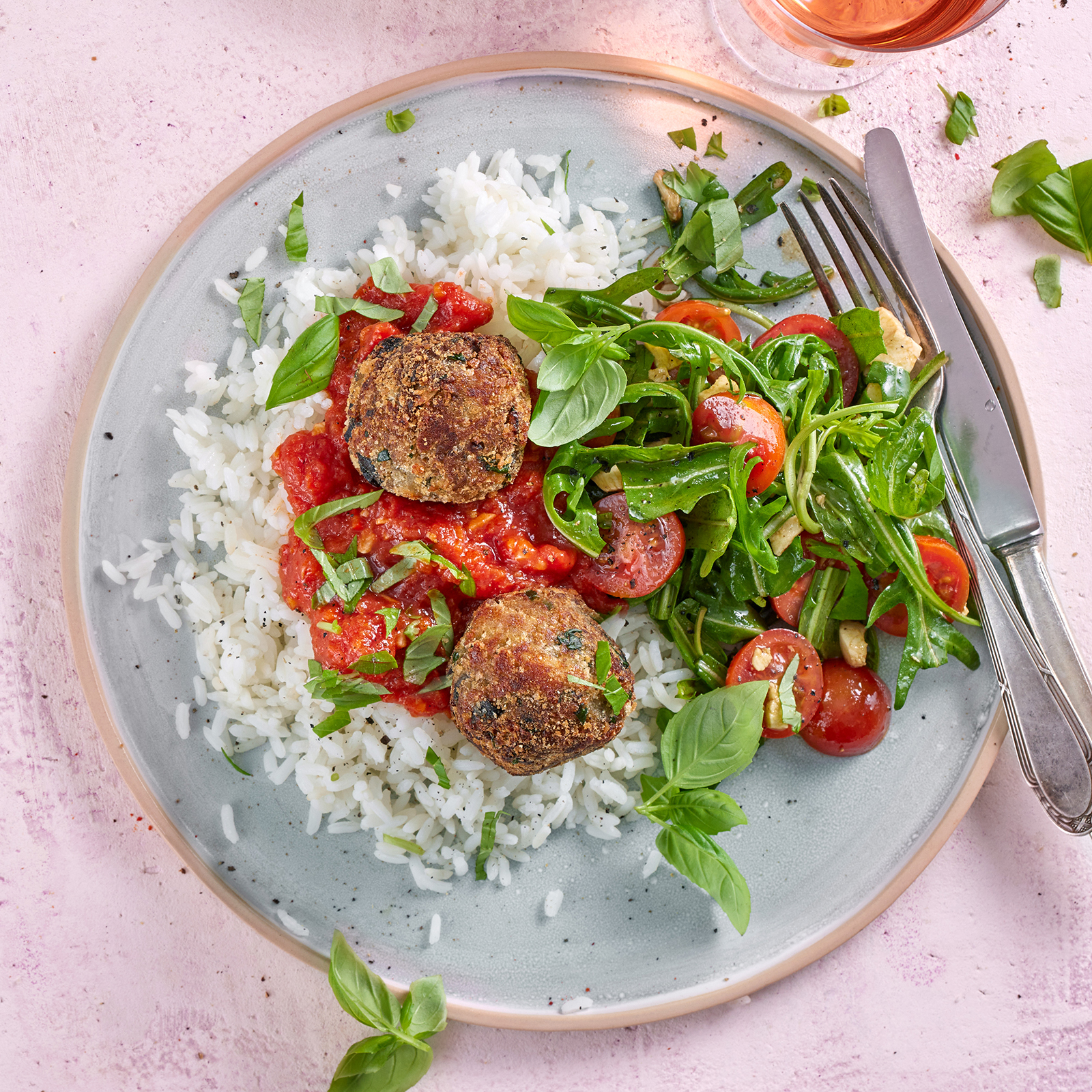 4 23 Polpette Di Melanzane Mit Tomaten Basilikum Sosse Und Reis 1600x1600px