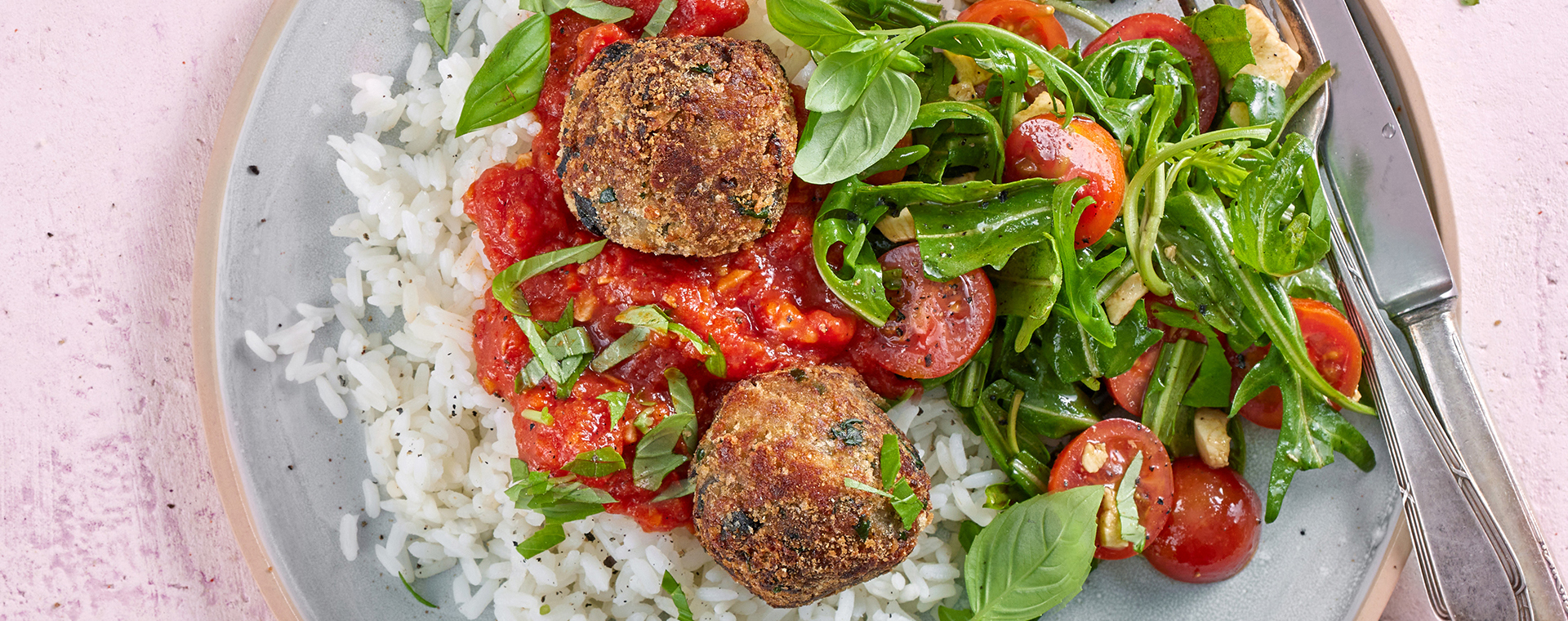 4 23 Polpette Di Melanzane Mit Tomaten Basilikum Sosse Und Reis 1920x760px