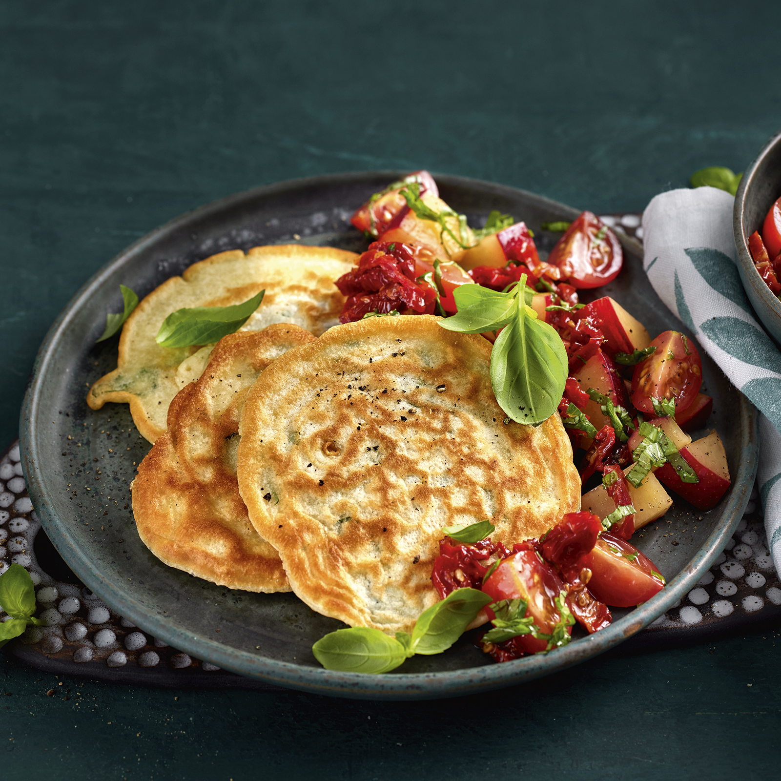 4 23 Tomaten Pfirsich Salat Mit Basilikum Pfannkuechlein 1600x1600px