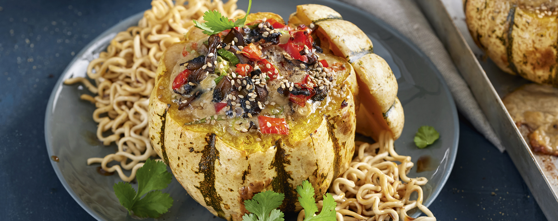 5 23 Mini Kuerbisse Mit Asiatischer Pilzfuellung Auf Mie Nudelbett 1920x760px