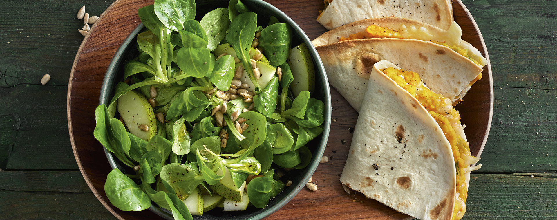 5 23 Quesadillas Mit Kuerbis Bohnen Creme Und Fruchtigem Feldsalat 1920x760px