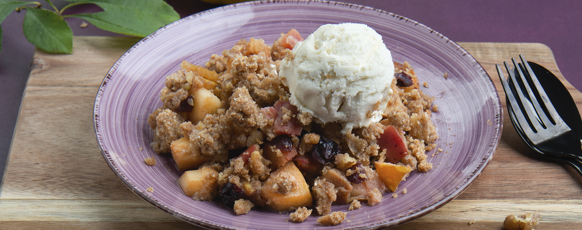 5 23 Quitten Apfel Crumble Mit Walnuss Streuseln Und Vanilleeis 1920x760px