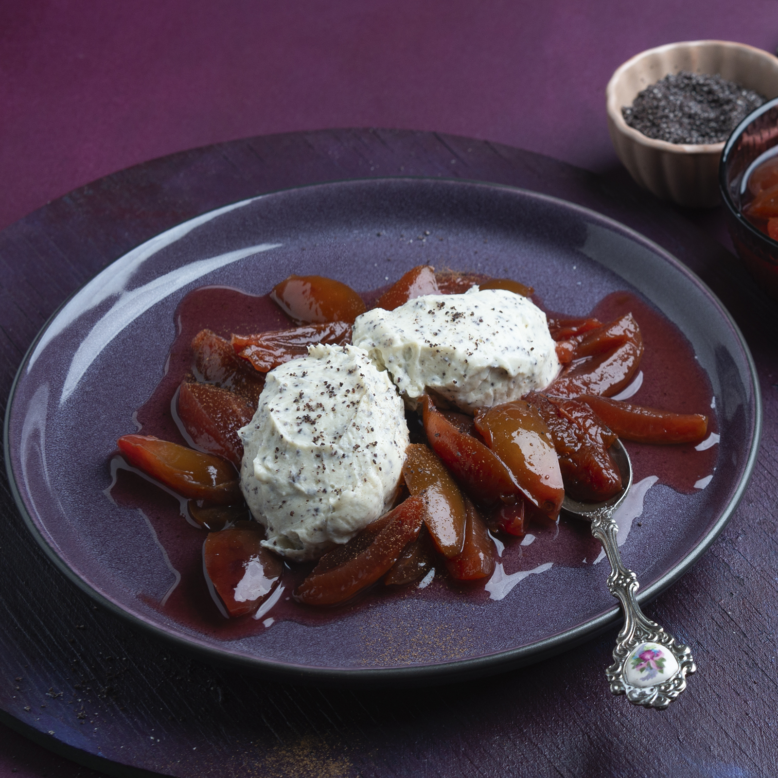 5 23 Weisse Mohn Mousse Mit Portwein Zwetschgen 1600x1600px