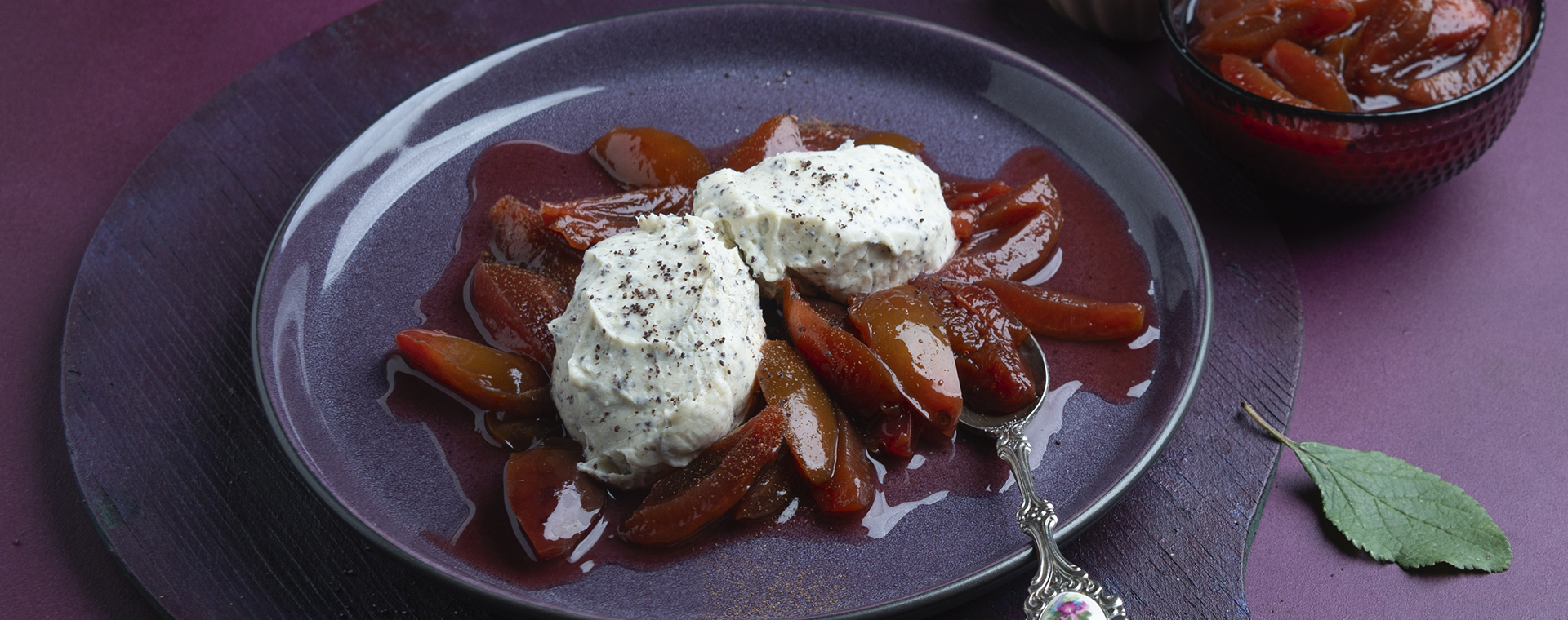 5 23 Weisse Mohn Mousse Mit Portwein Zwetschgen 1920x760px