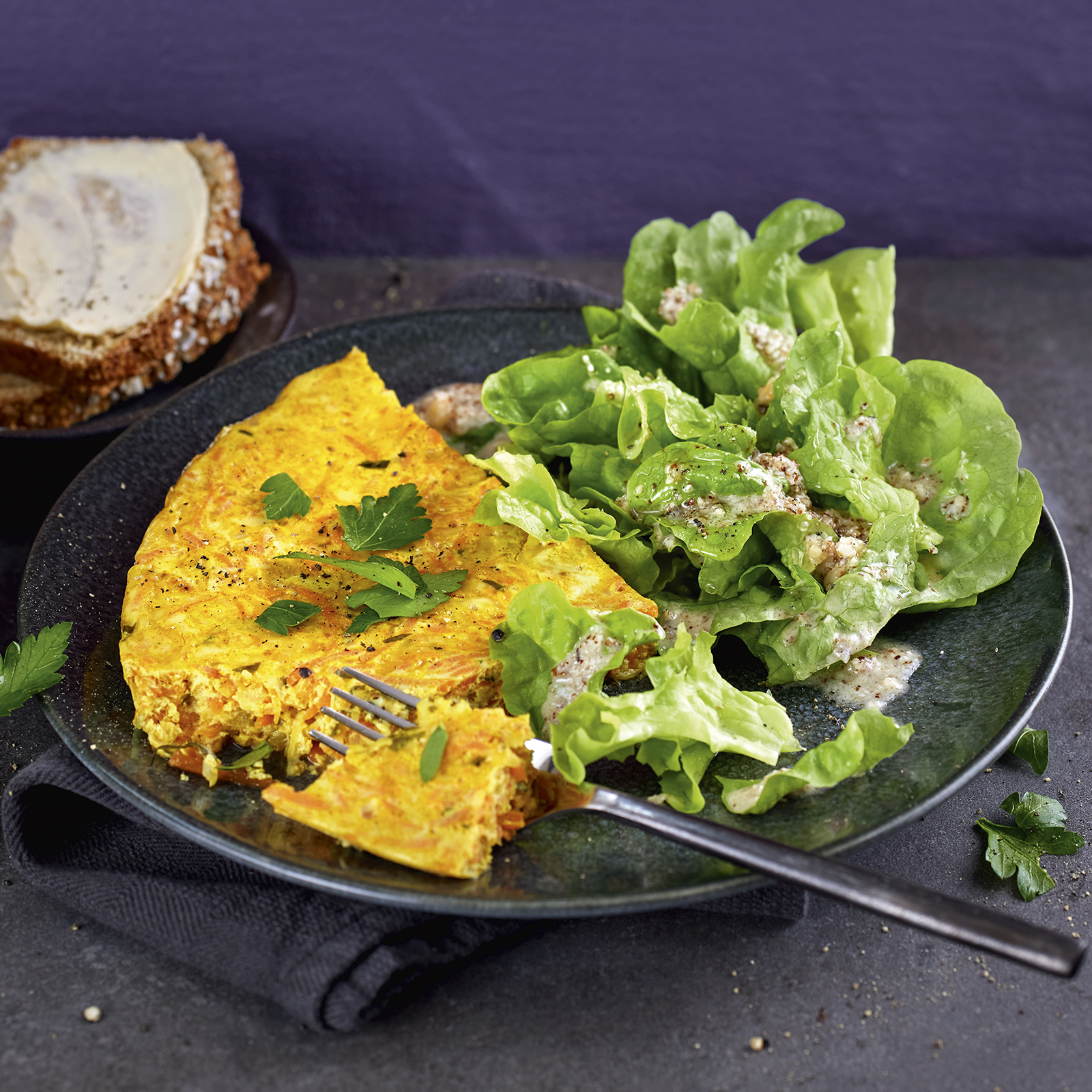 5 23 Wuerzige Moehrenfrittata Mit Nussigem Salat 1600x1600px