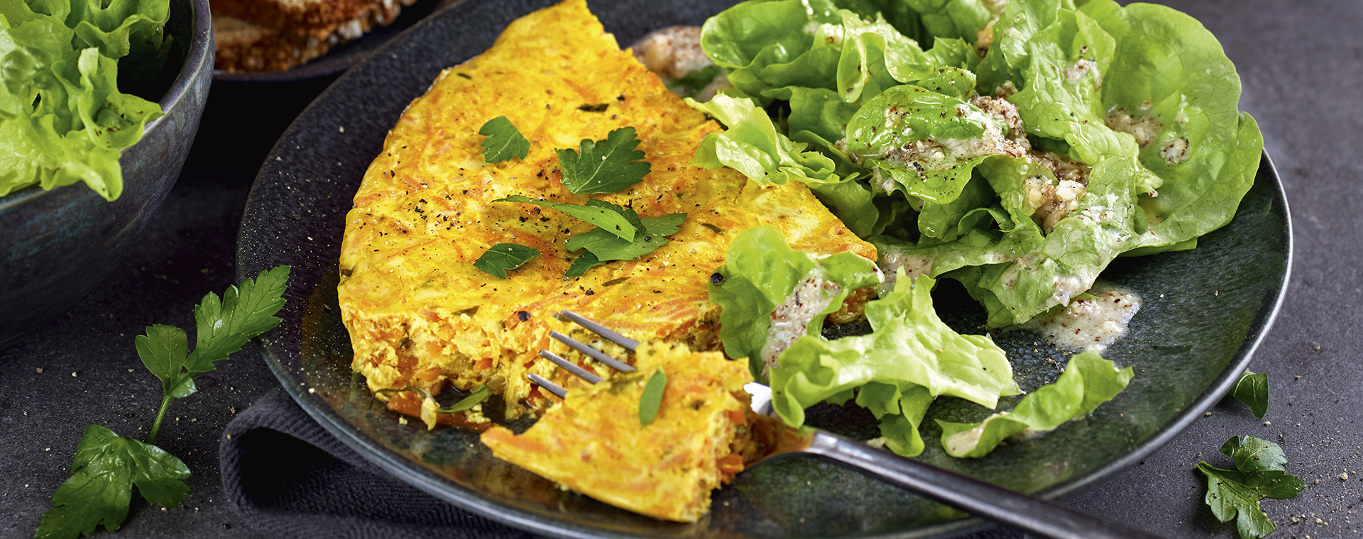 5 23 Wuerzige Moehrenfrittata Mit Nussigem Salat 1920x760px