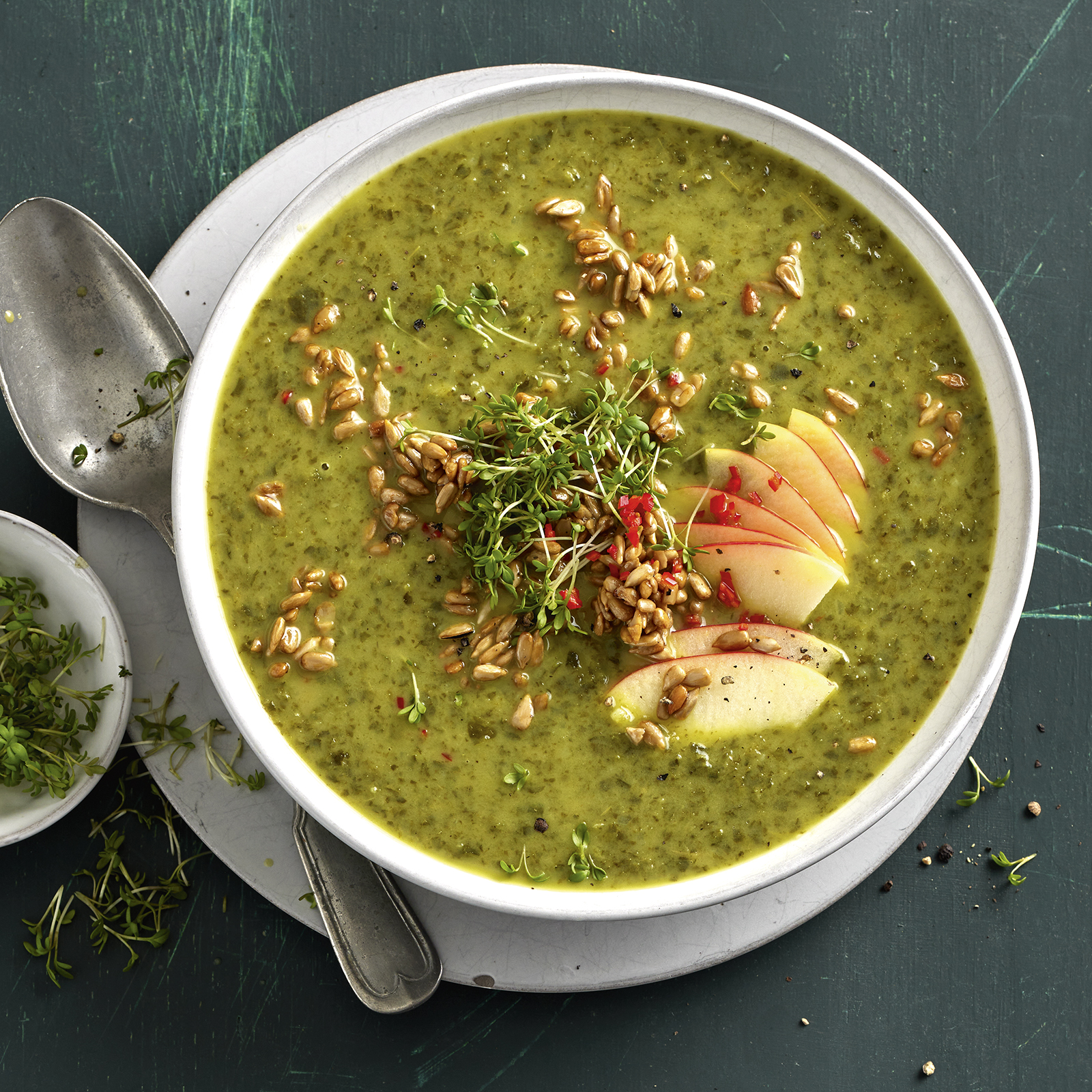6 23 Gruenkohlcremesuppe Mit Apfel Sonnenblumenkern Topping 1600x1600px