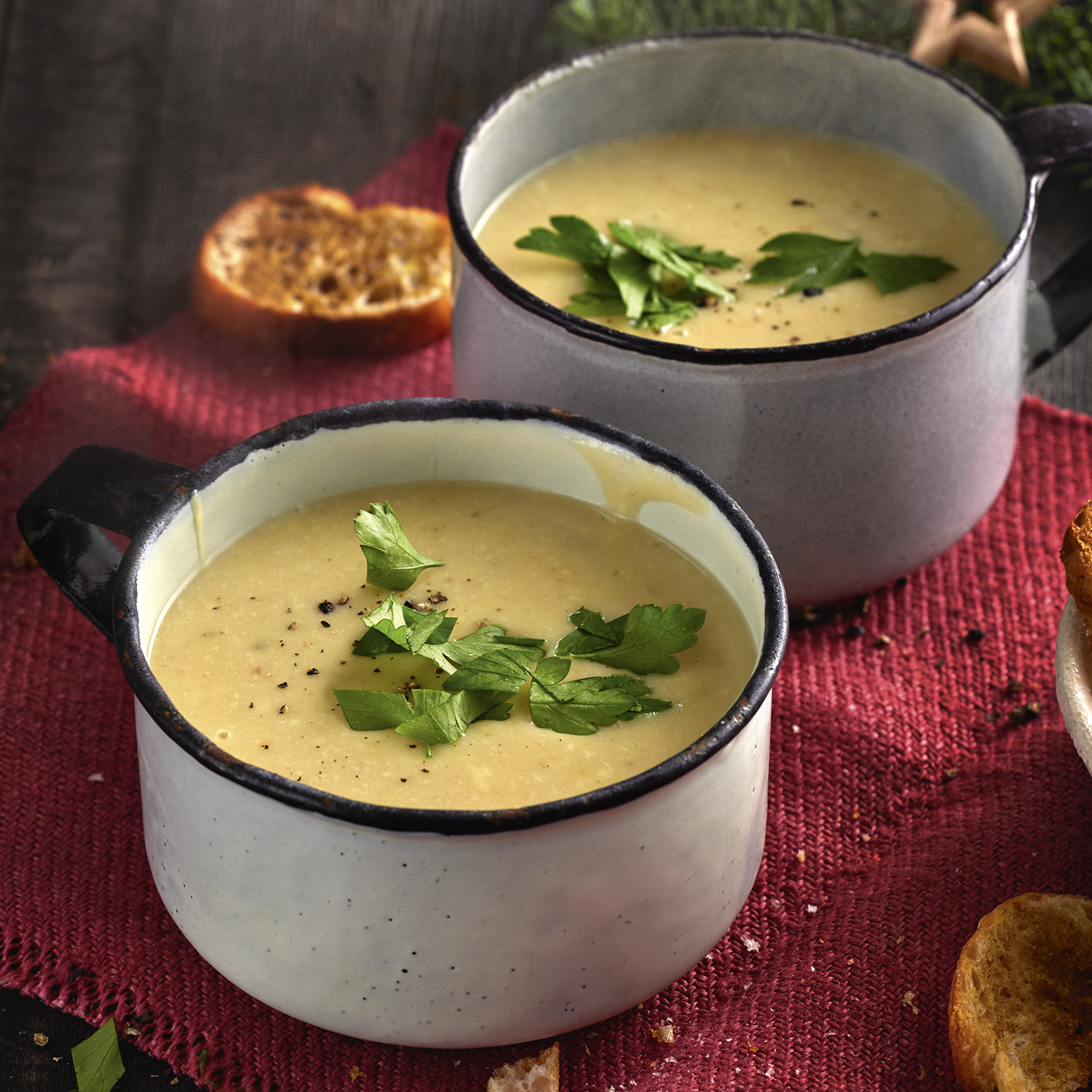 6 23 Maronen Kaese Suppe Mit W%C3%BCrzigen Brotchips 1600x1600px