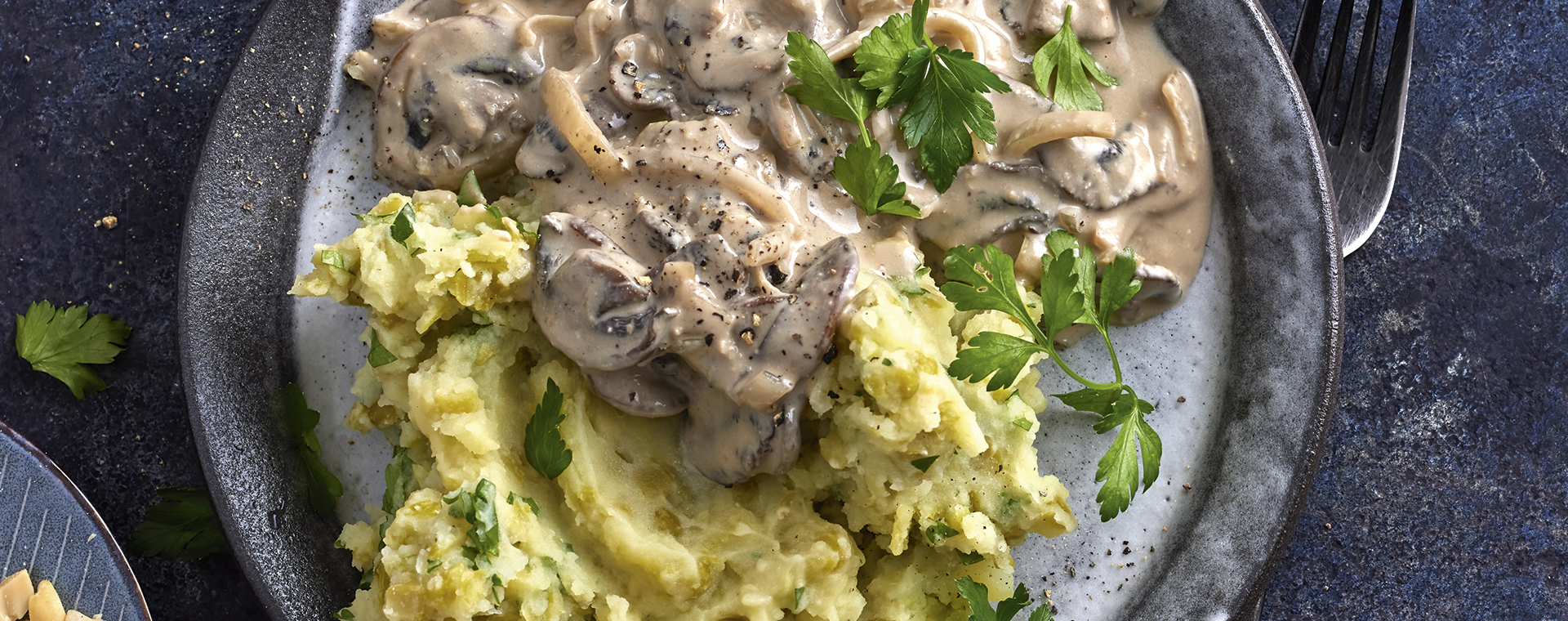 1 24 Erbsen Kartoffel Pueree Mit Pilzgemuese Und Chinakohl Salat 1920x760px