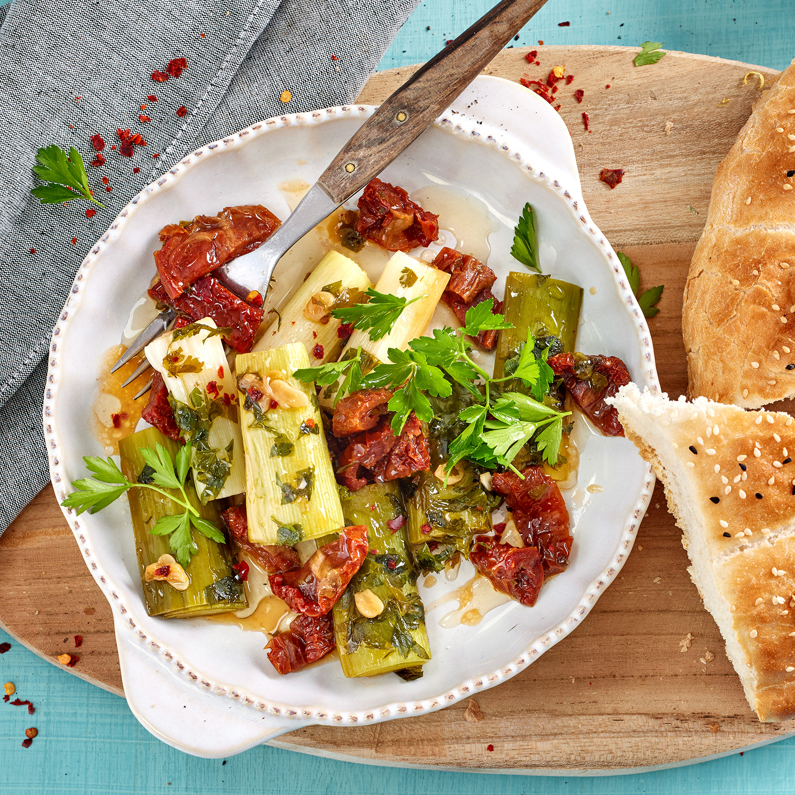 1 24 Geschmorter Lauch Mit Joghurtdip Und Fladenbrot 1600x1600px