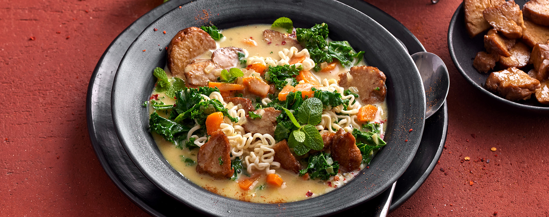 1 24 Kokos Erdnuss Suppe Mit Seitan Und Gruenkohl 1920x760px