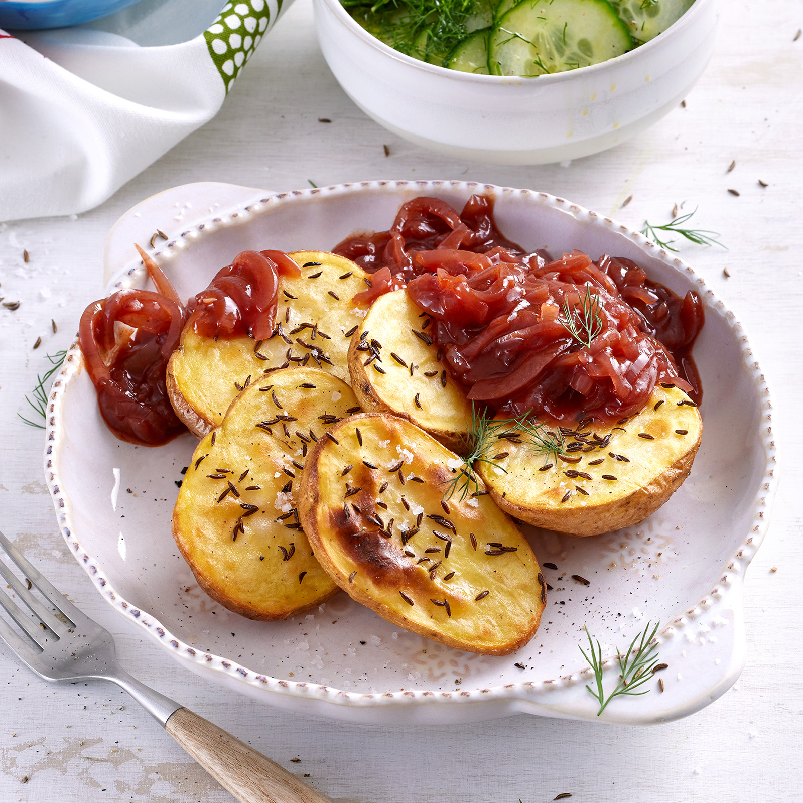 1 24 Kuemmelkartoffeln Mit Zwiebelsosse Und Gurkensalat 1600x1600px