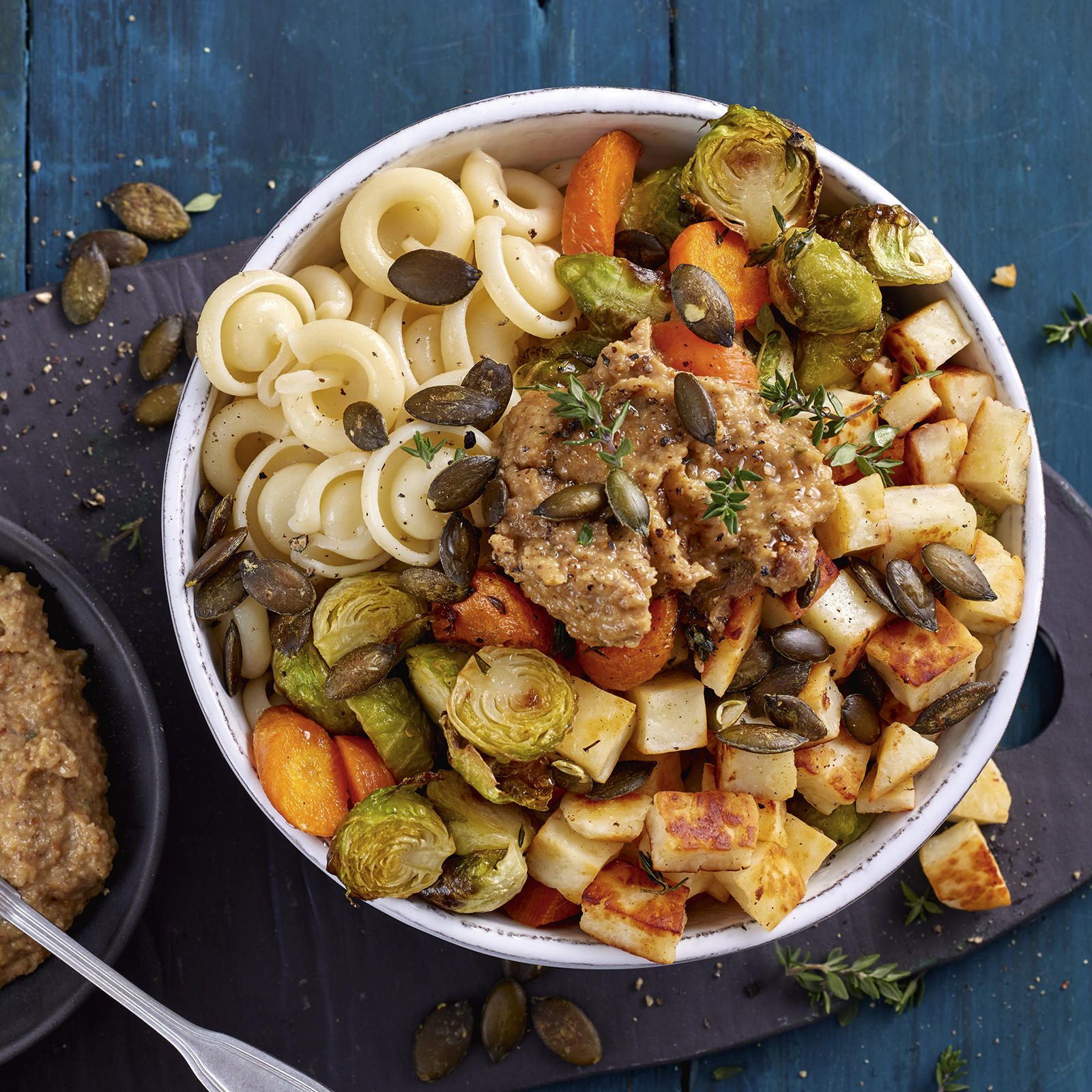 1 24 Pasta Bowl Mit Halloumi Und Feigenpesto 1600x1600px