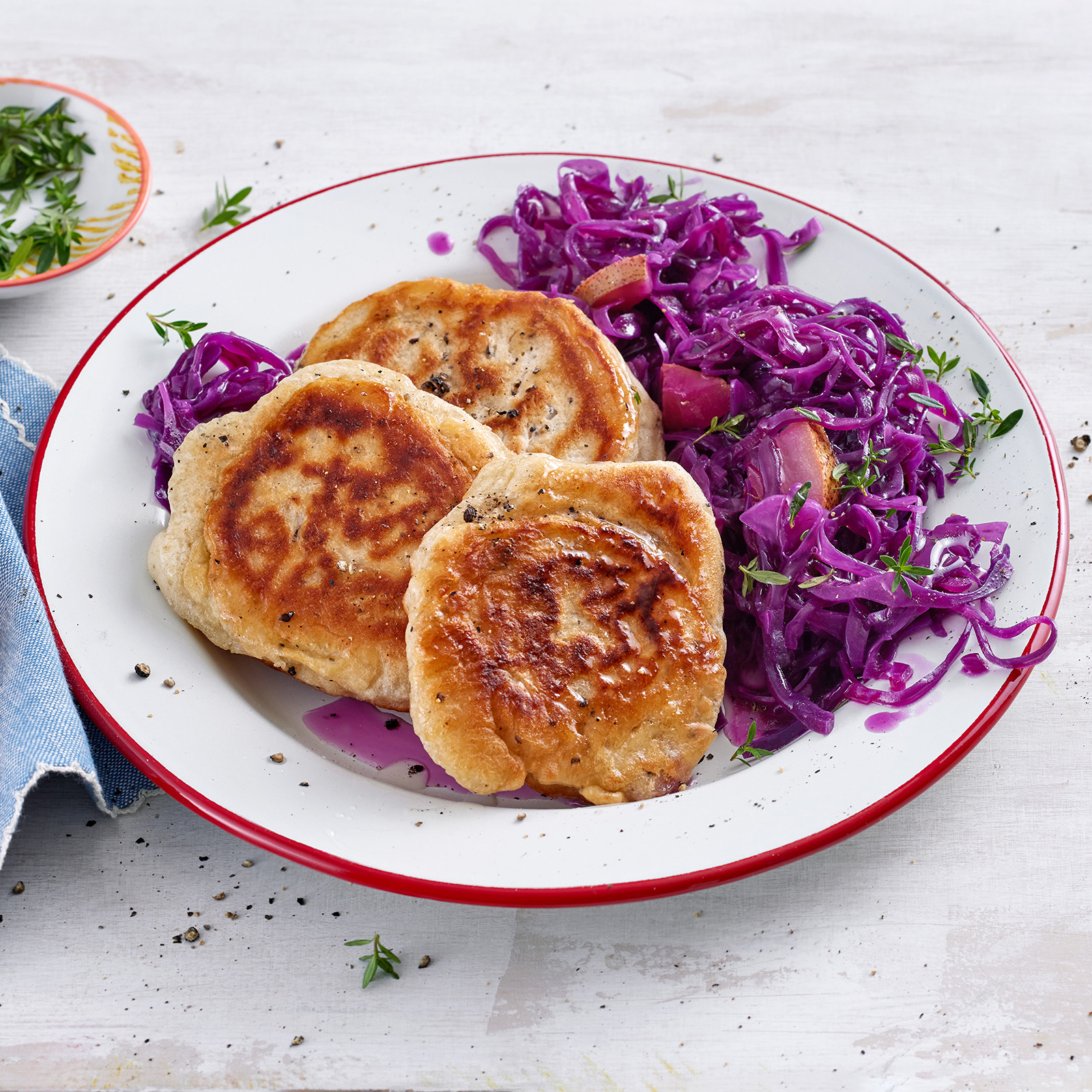 1 24 Pfeffrige Hefepfannkuchen Mit Birnen Rotkohl 1600x1600px