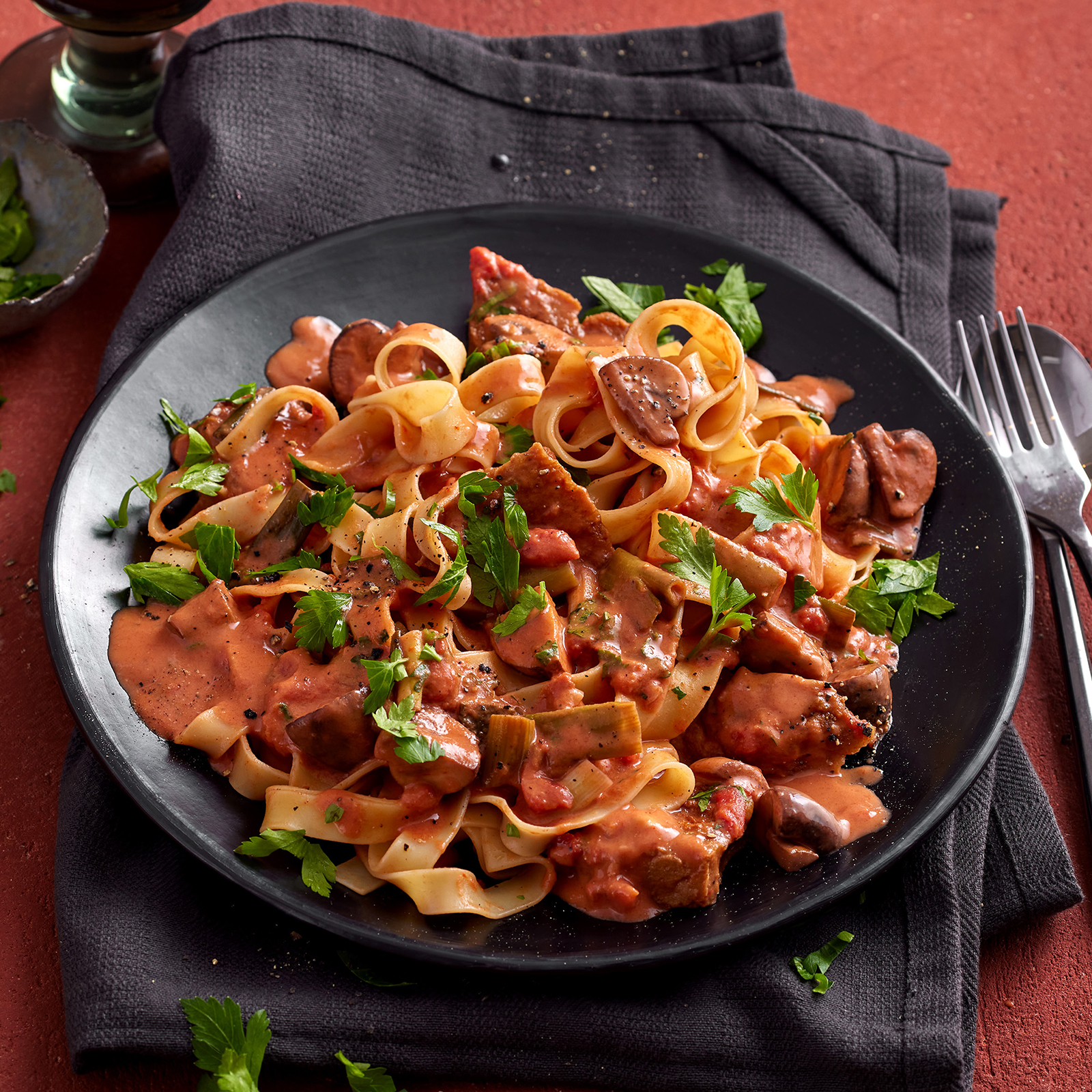 1 24 Seitangeschnetzeltes In Tomatensahnesosse Mit Fettuccine 1600x1600px