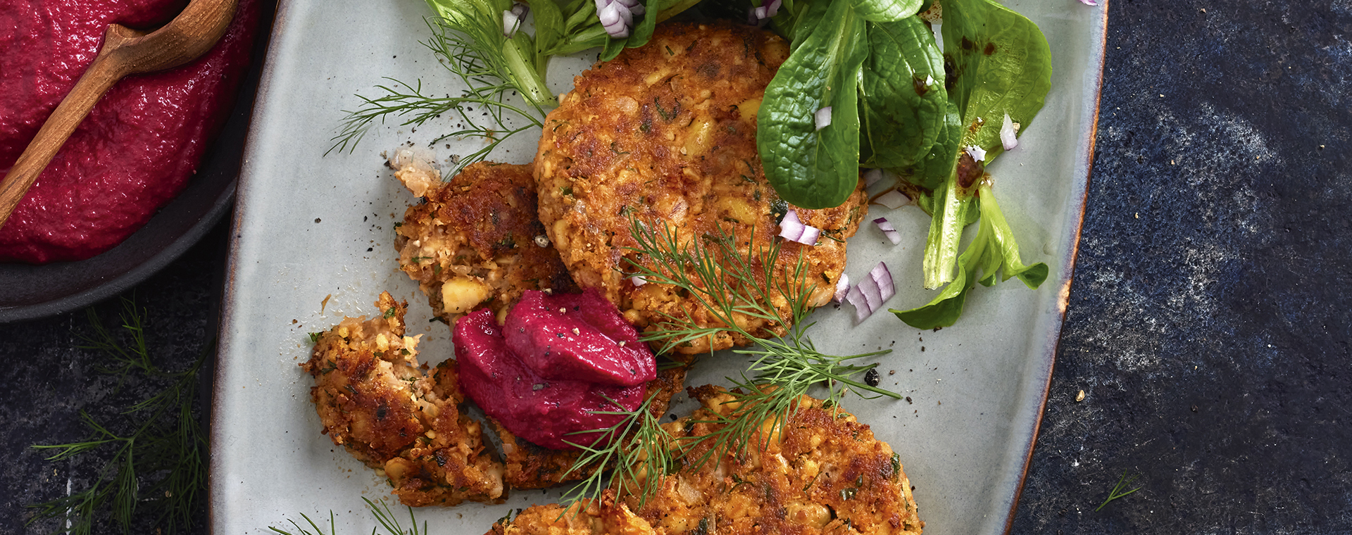 1 24 Sojabohnenbratlinge Mit Rote Bete Dip Und Feldsalat 1920x760px