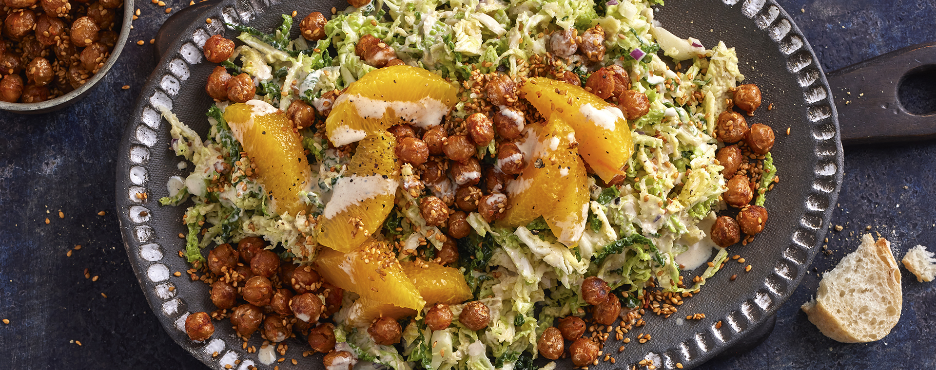 1 24 Wirsingsalat Mit Geroesteten Kichererbsen 1920x760px