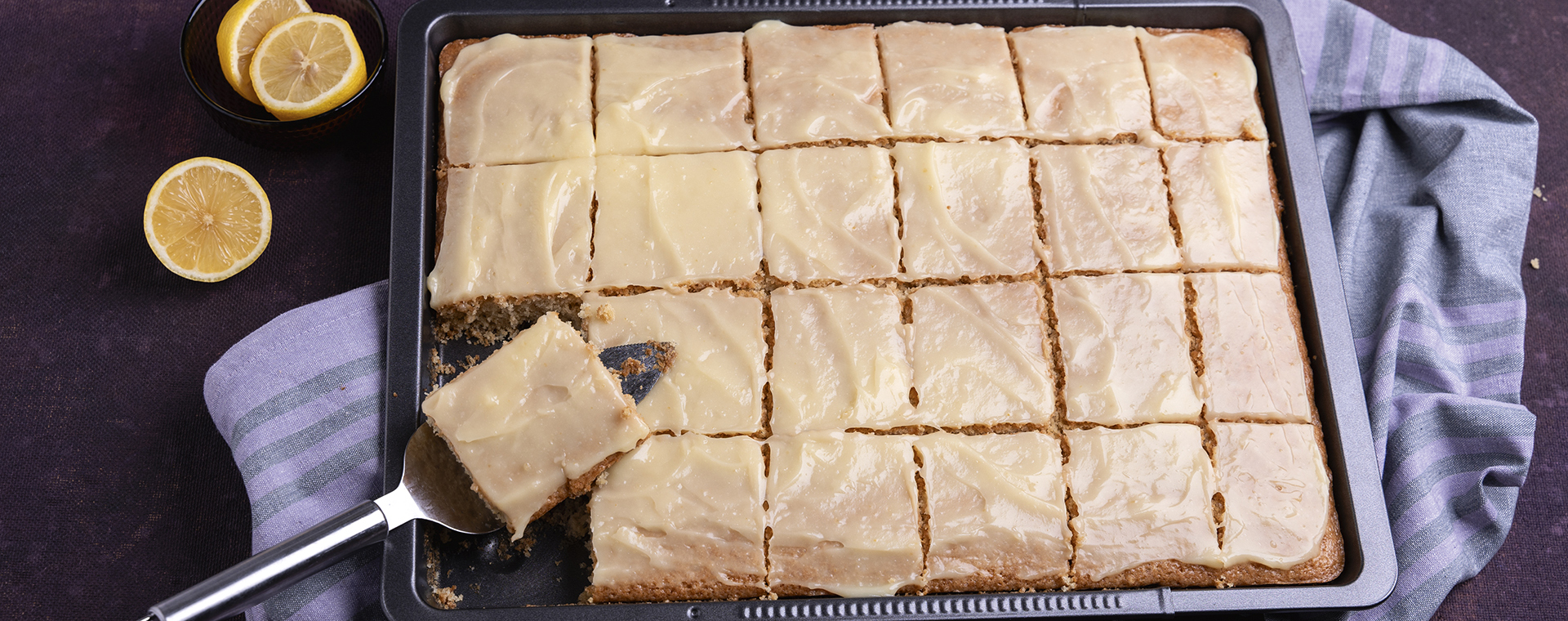 1 24 Zitronenkuchen Mit Lemon Curd Topping 1920x760px