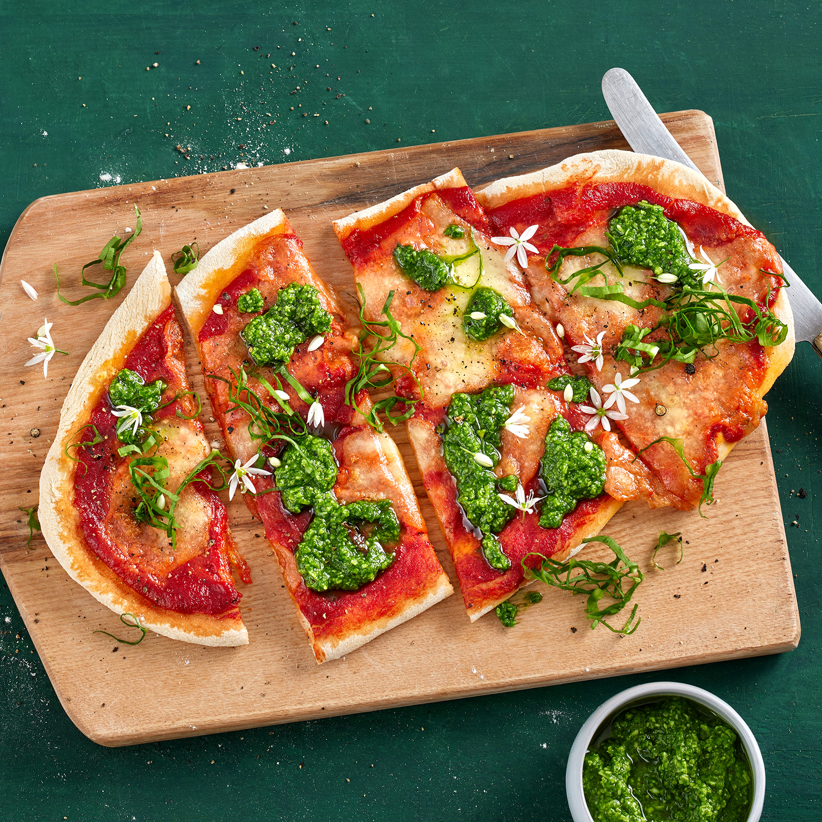 2 24 Flammkuchen Margherita Mit Baerlauchpesto 1600x1600px