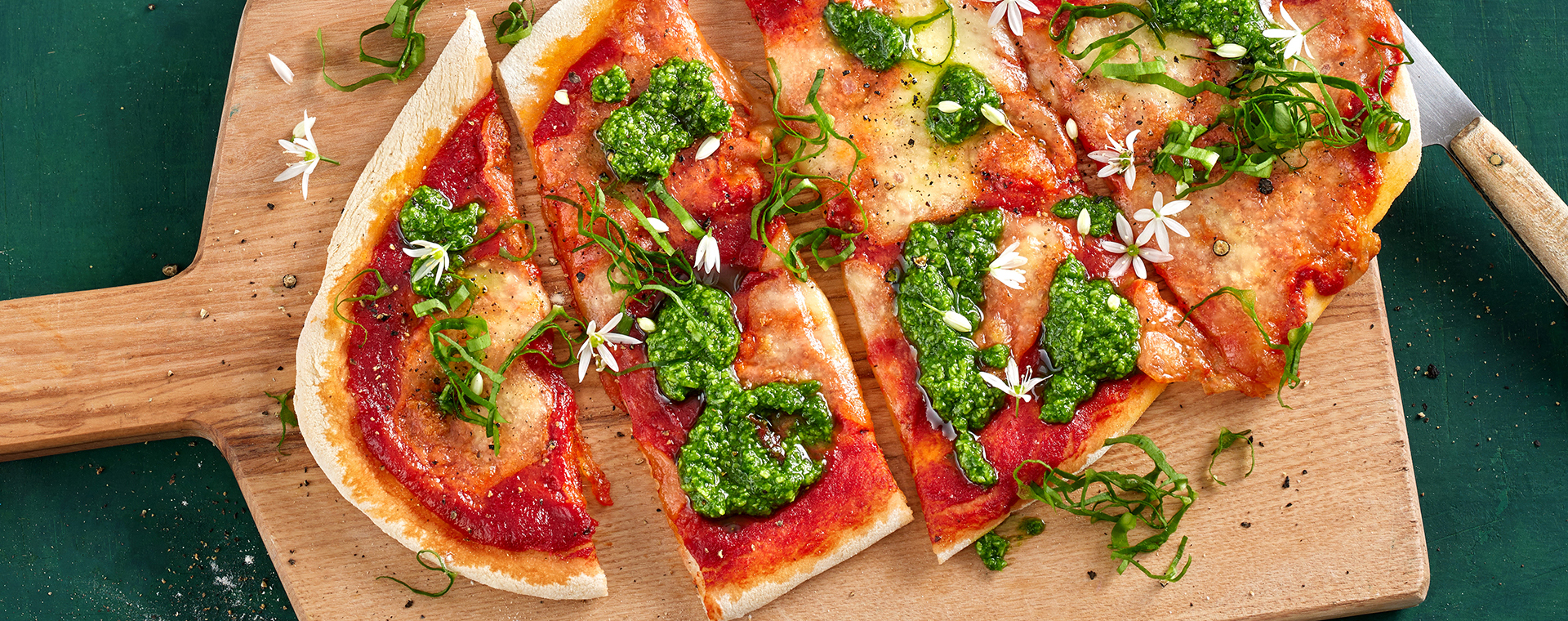 2 24 Flammkuchen Margherita Mit Baerlauchpesto 1920x760px