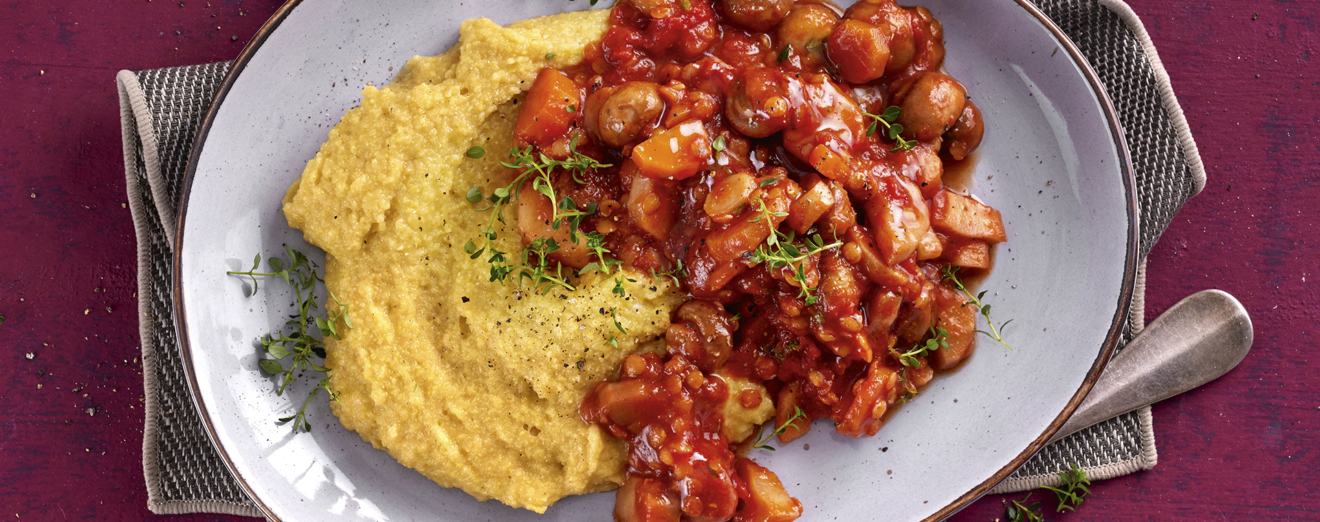 2 24 Gemuesegulasch Auf Cremepolenta 1920x760px