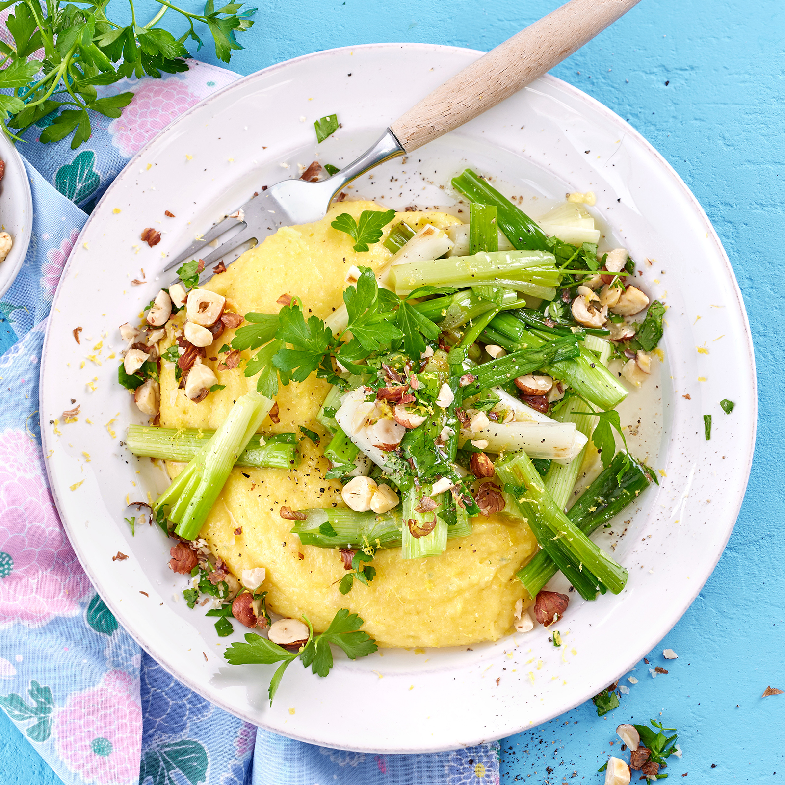 2 24 Lauchzwiebeln Auf Kaesepolenta 1600x1600px