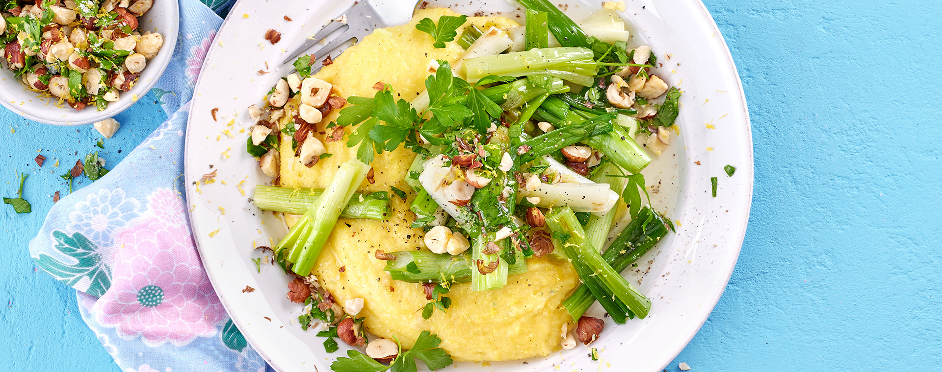 2 24 Lauchzwiebeln Auf Kaesepolenta 1920x760px