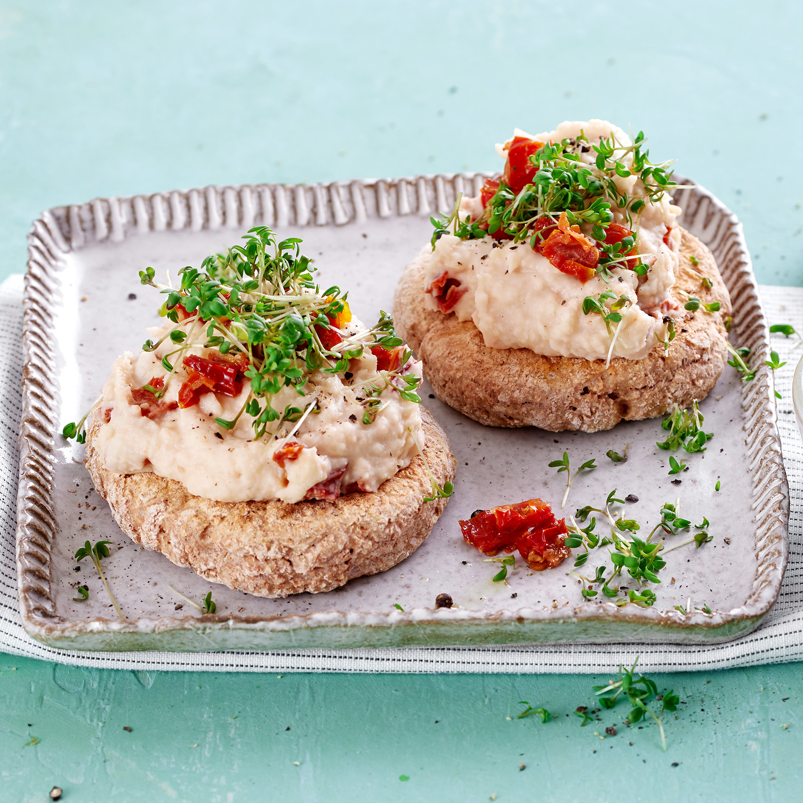 2 24 Pfannenbrote Mit Bohnen Tomaten Aufstrich 1600x1600px