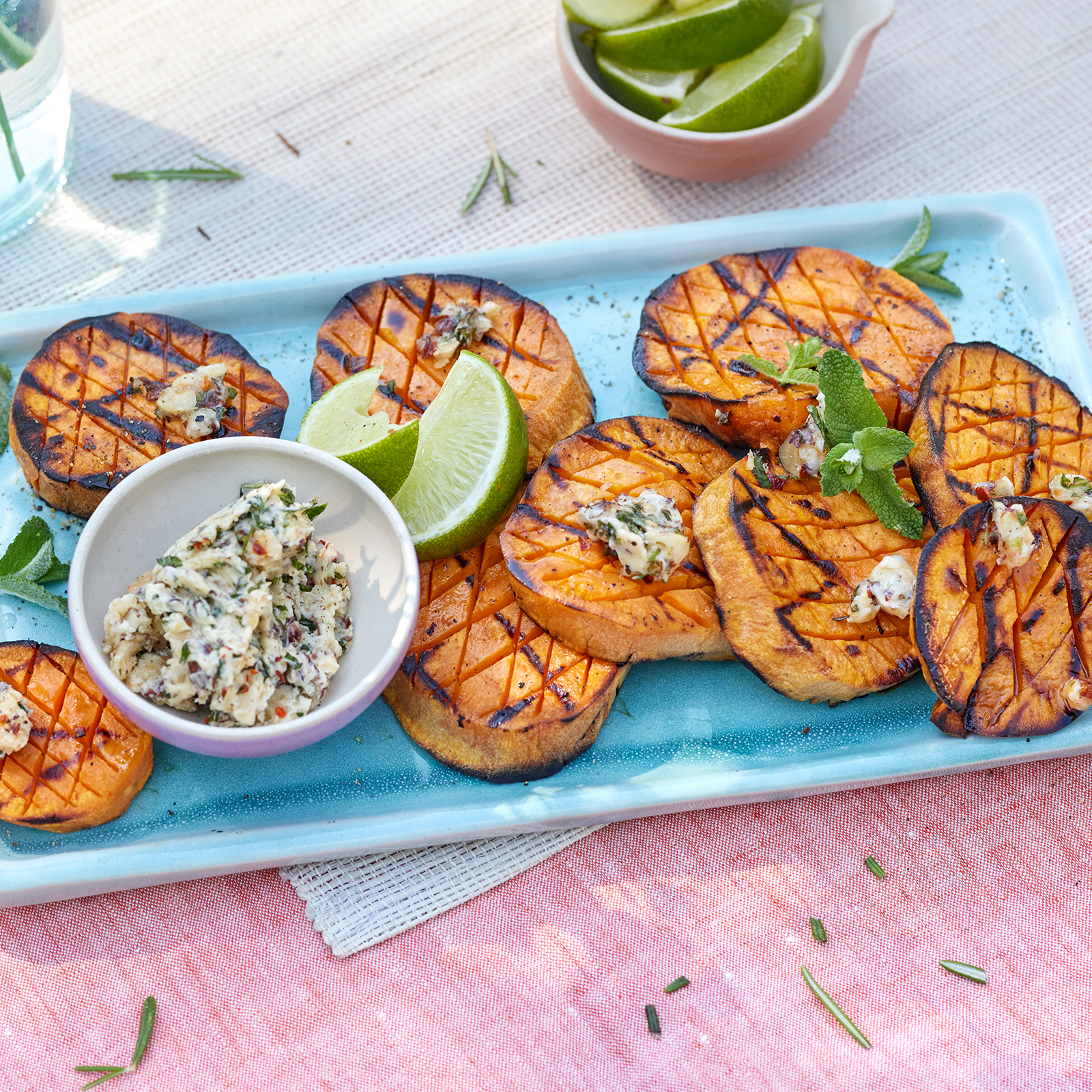 3 24 Gegrillte Suesskartoffelscheiben Mit Limetten Nuss Butter 1600x1600px