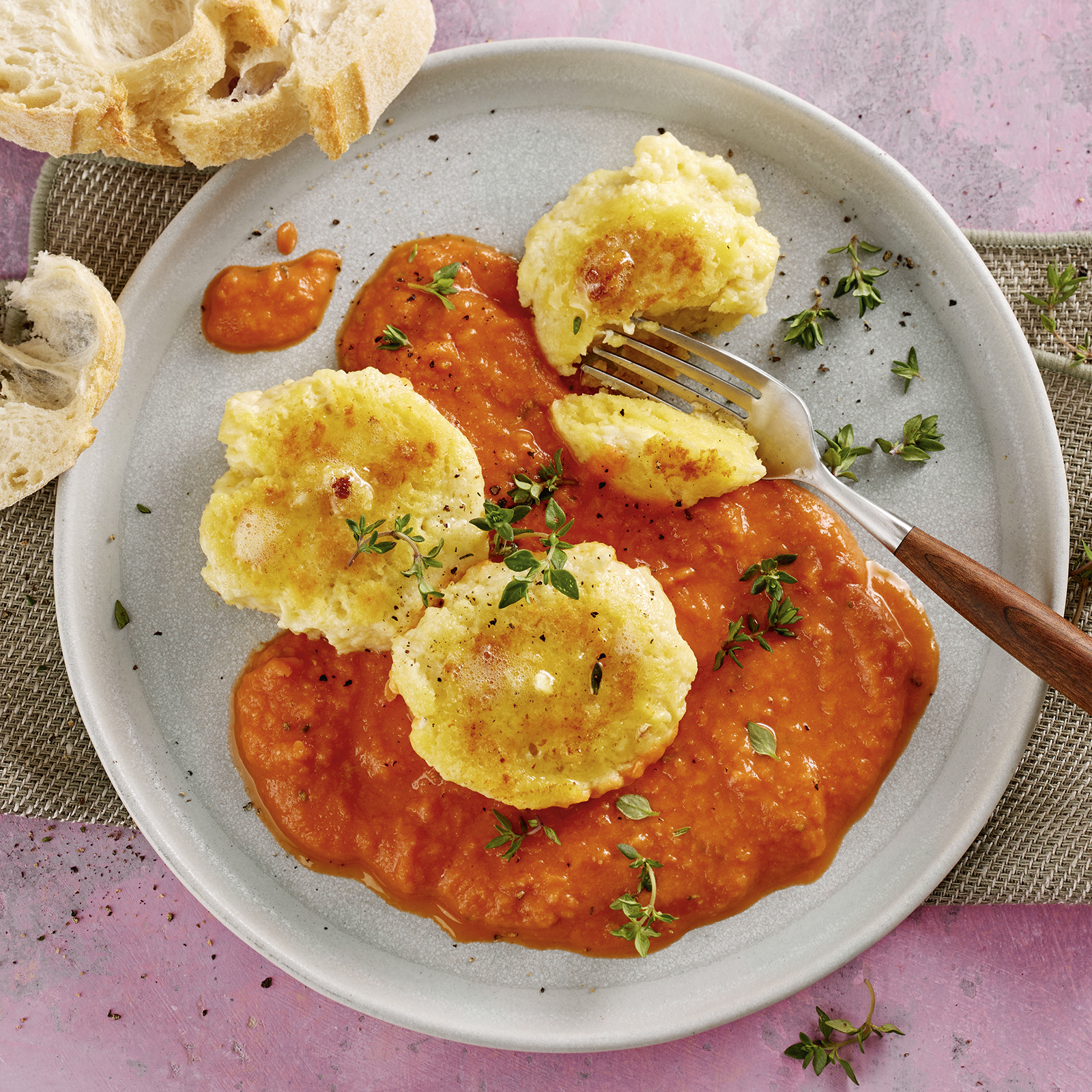 3 24 Ricottaknoedelchen Mit Tomaten Bohnen Sosse 1600x1600px