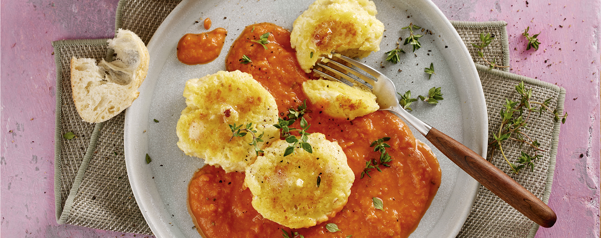 3 24 Ricottaknoedelchen Mit Tomaten Bohnen Sosse 1920x760px