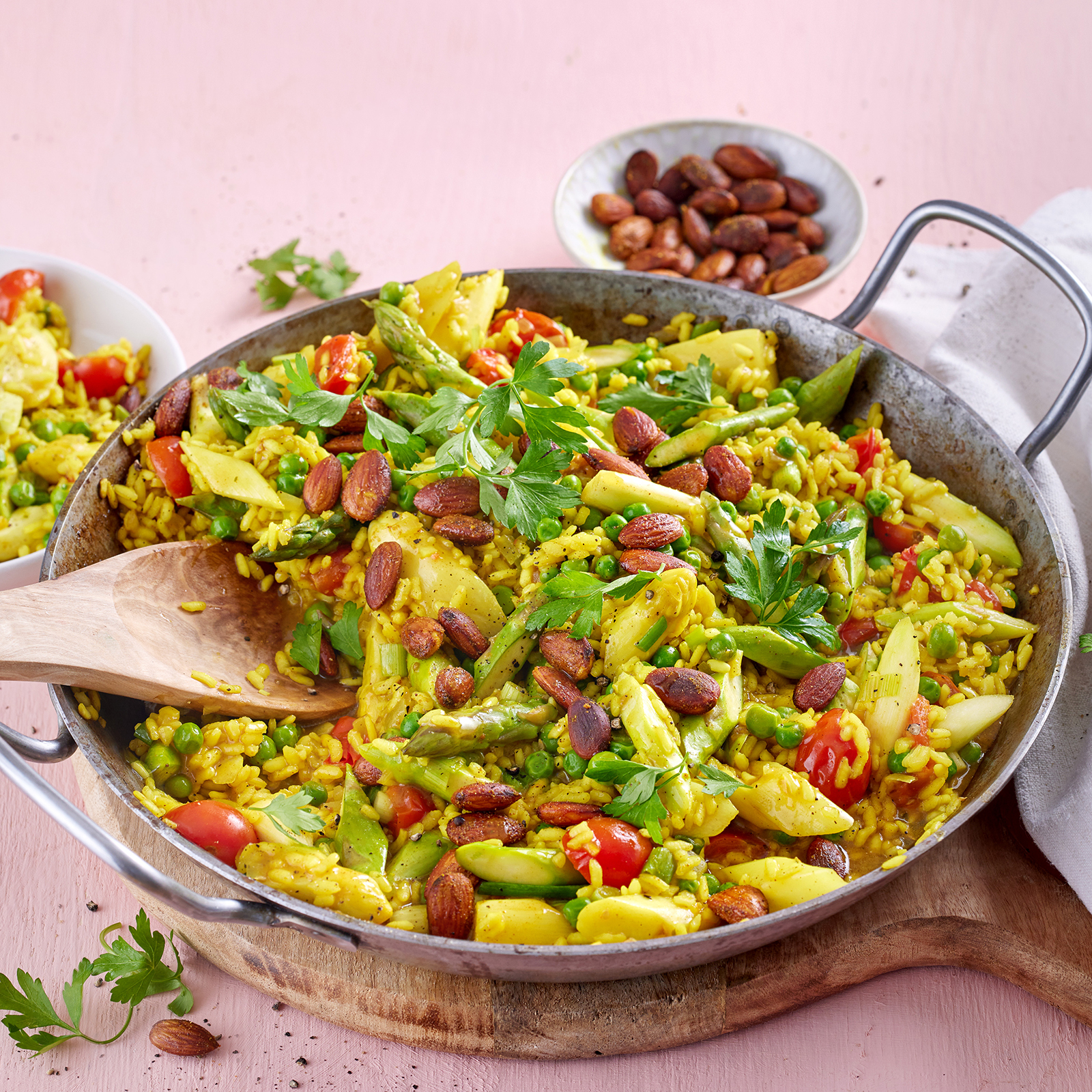 3 24 Spargelpaella Mit Curry Mandeln 1600x1600px