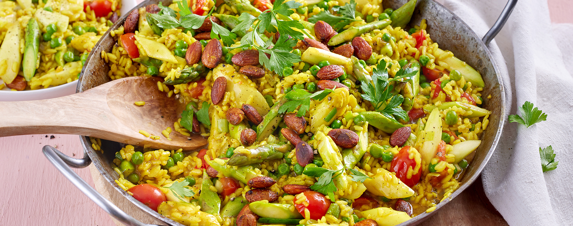 3 24 Spargelpaella Mit Curry Mandeln 1920x760px
