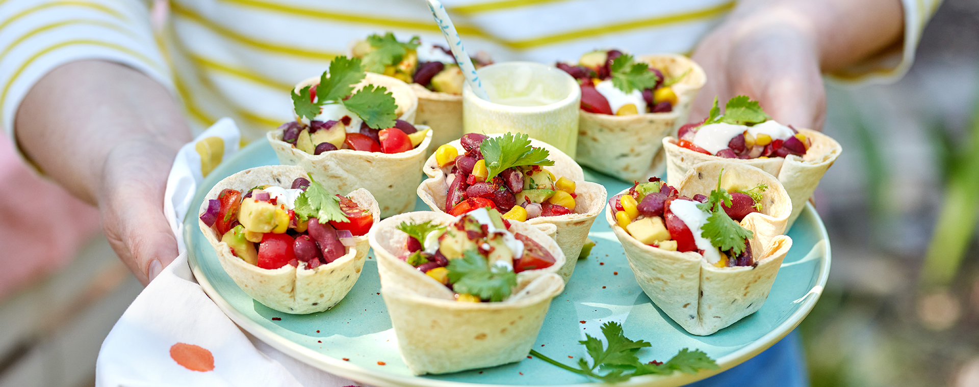3 24 Taco Cups Mit Bohnen Mais Salat 1920x760px