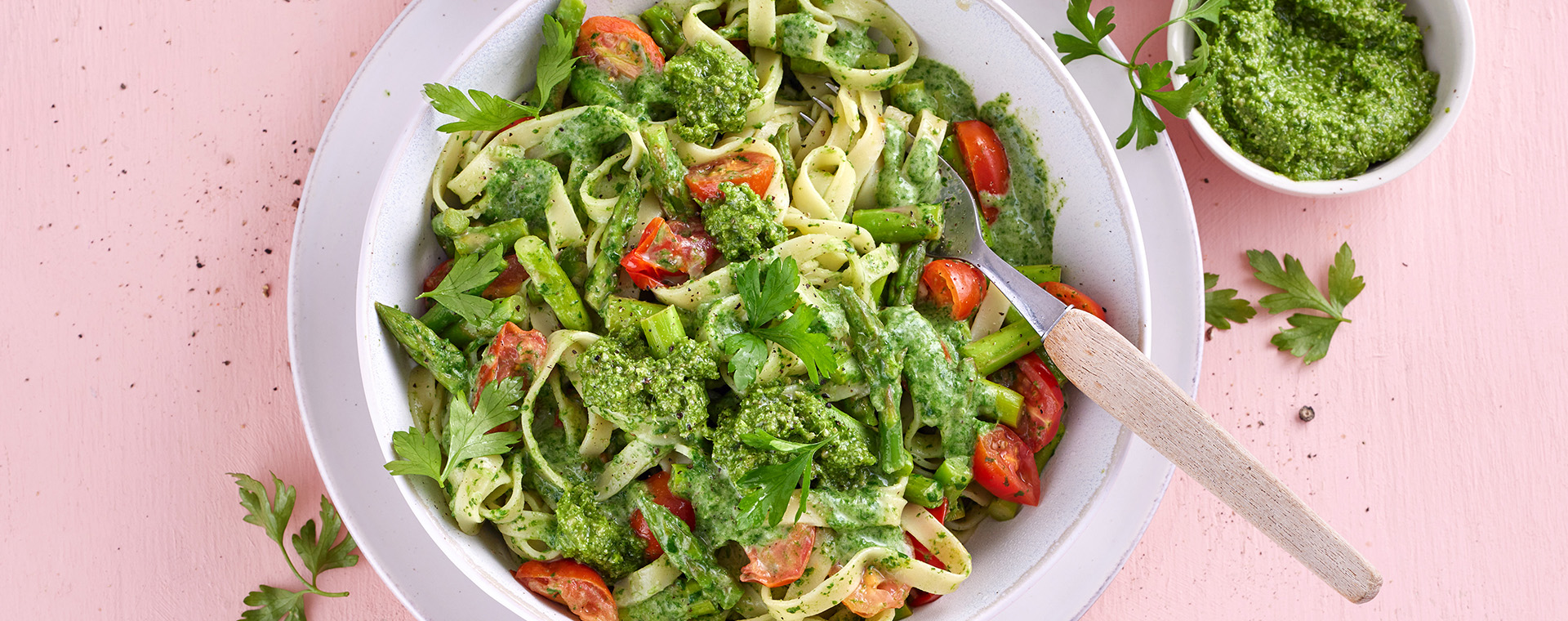 3 24 Tagliatelle Mit Gruenem Spargel In Spinatsosse 1920x760px