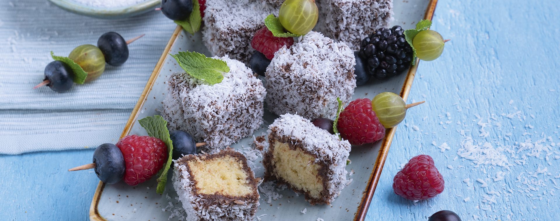 4 24 Biskuitkuechlein Im Schoko Kokos Mantel 1920x760px