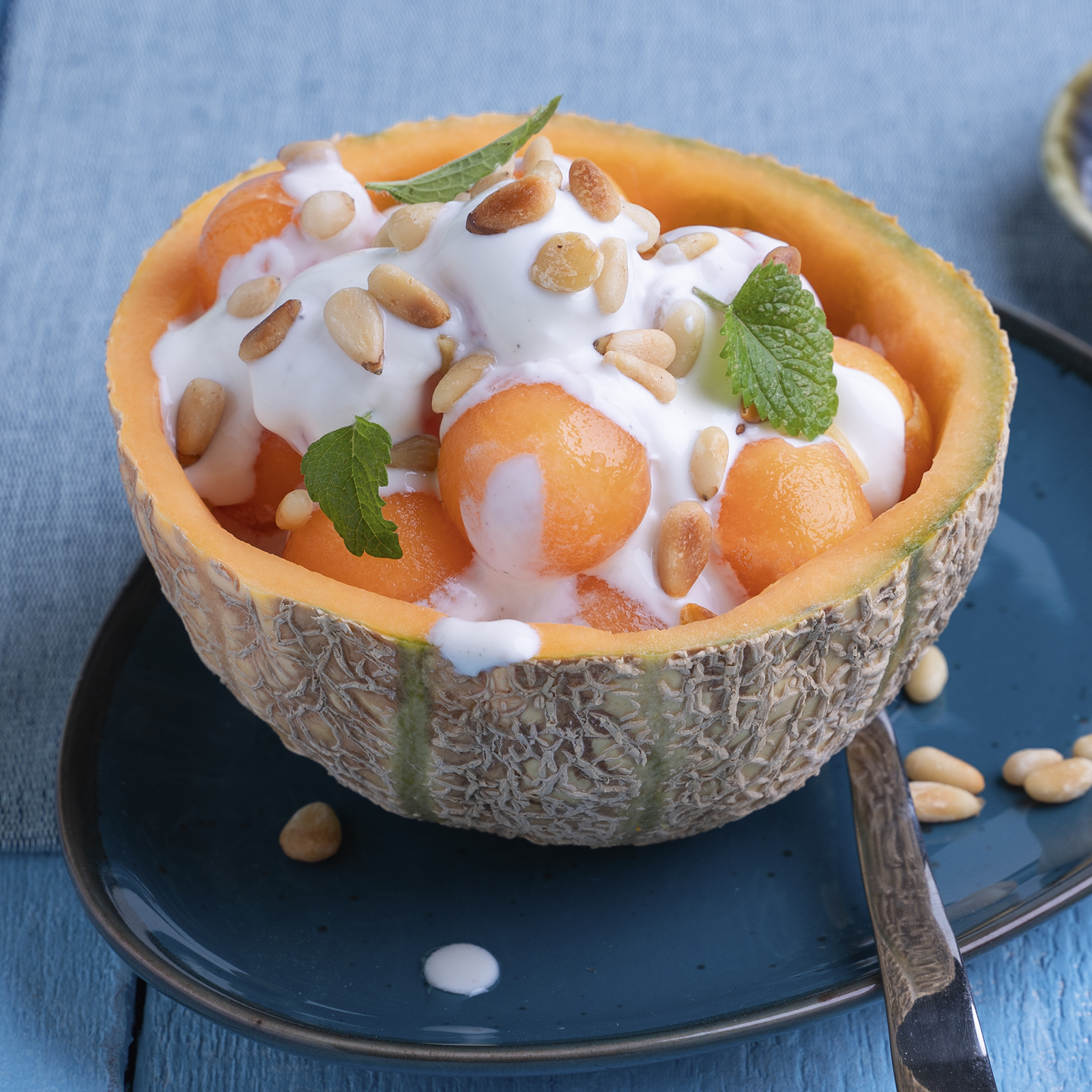 4 24 Melonensalat Mit Joghurt Und Geroesteten Pinienkernen 1600x1600px