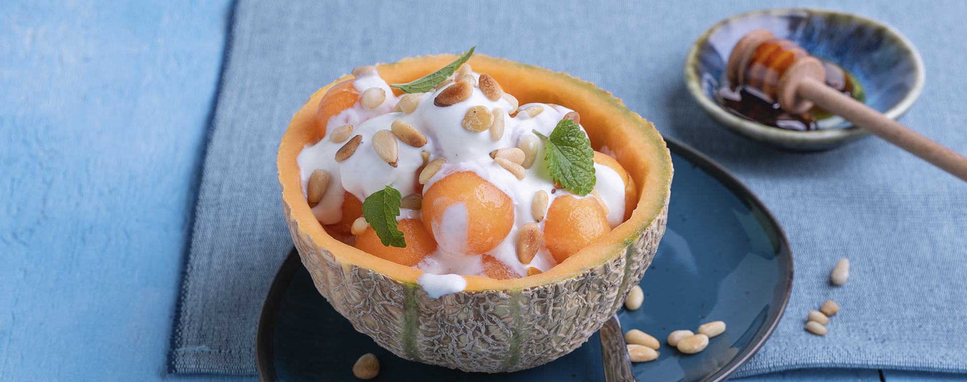 4 24 Melonensalat Mit Joghurt Und Geroesteten Pinienkernen 1920x760px