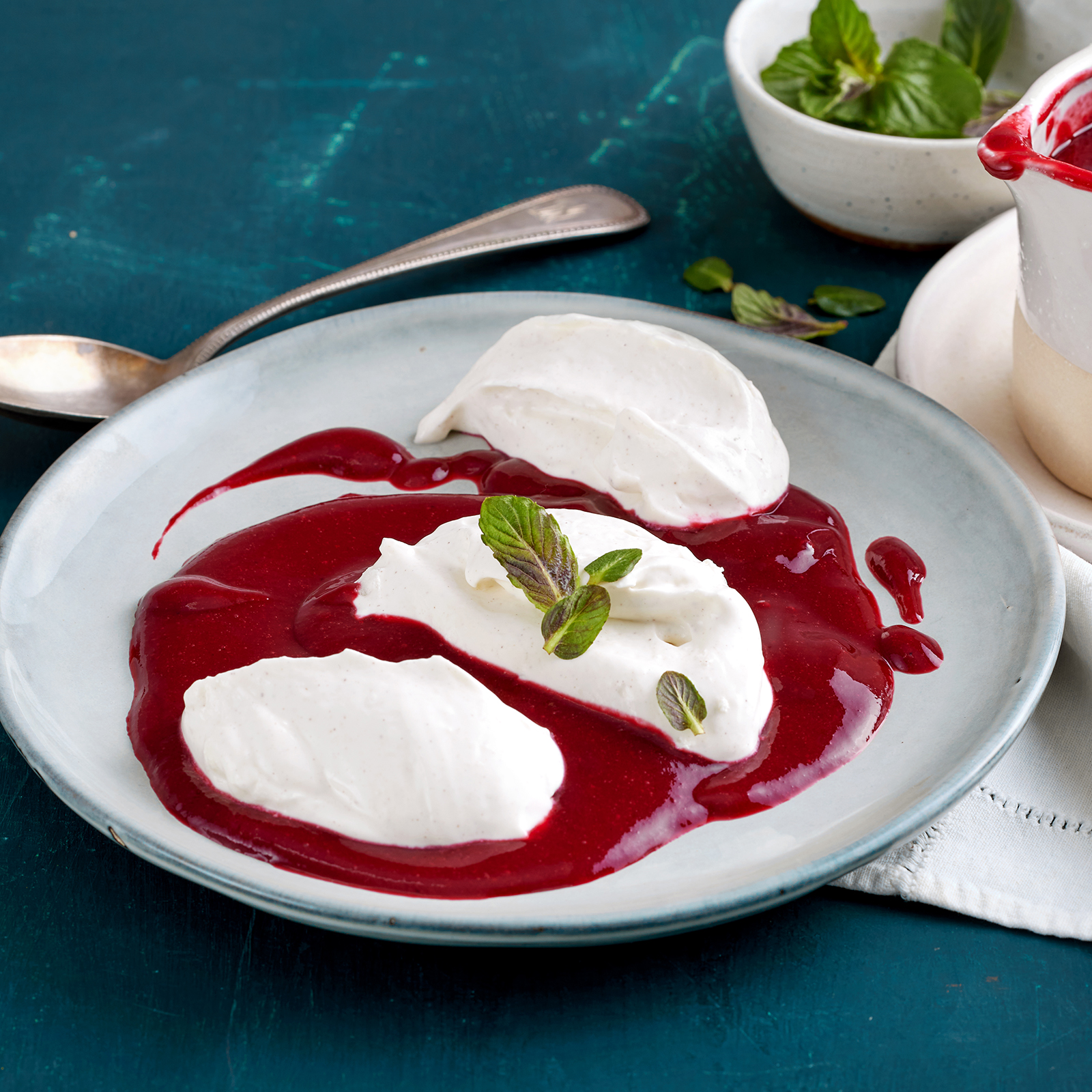 4 24 Ziegenfrischkaesecreme Auf Beerenspiegel 1600x1600px