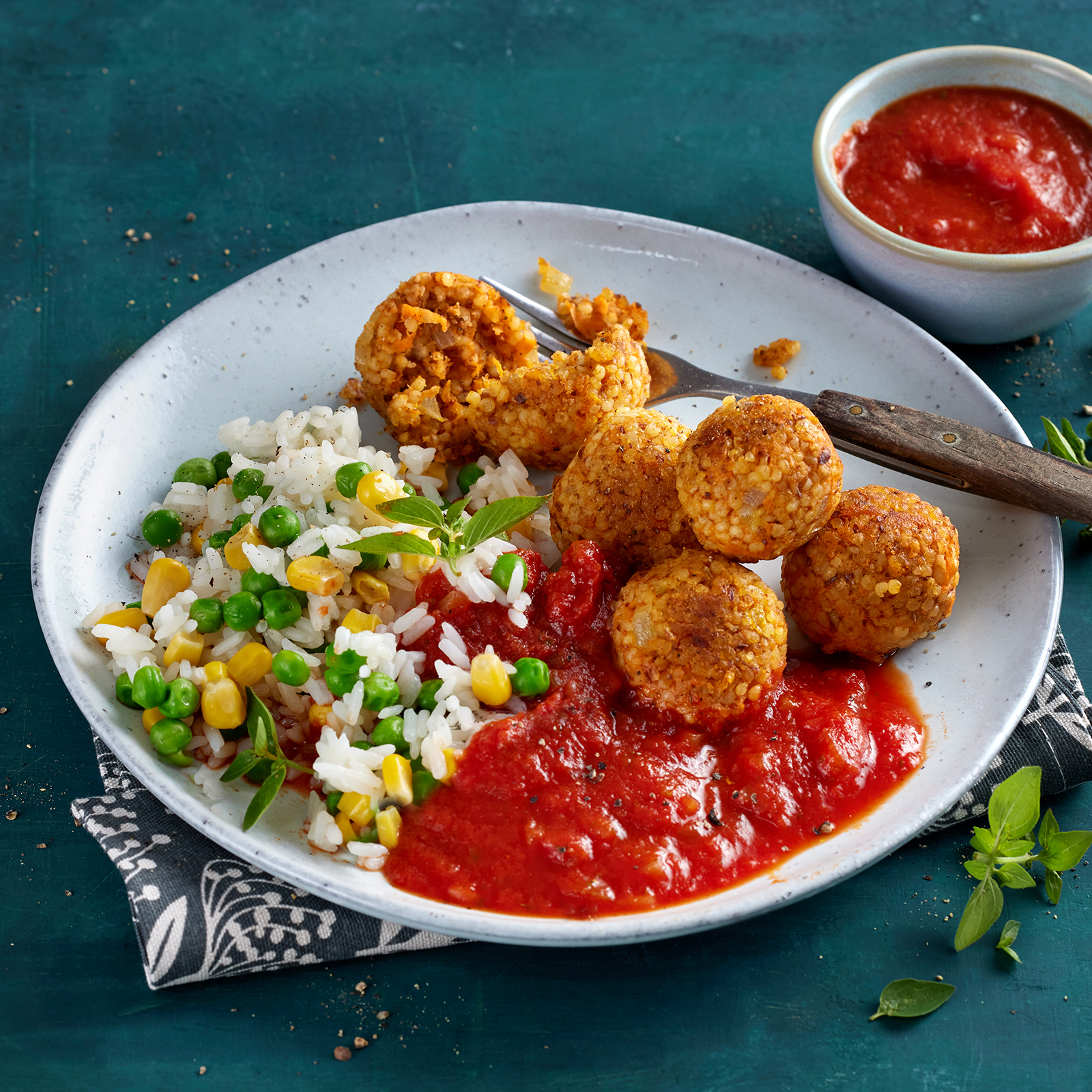 5 24 Hirsebaellchen Mit Tomatensosse Und Buntem Reis 1600x1600px